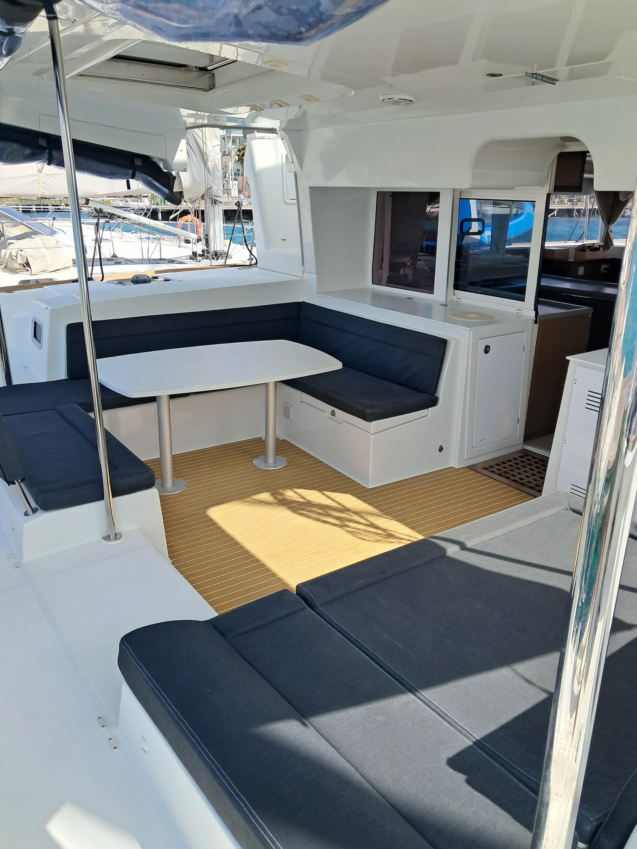 Lagoon 450 Flybridge — photo 34