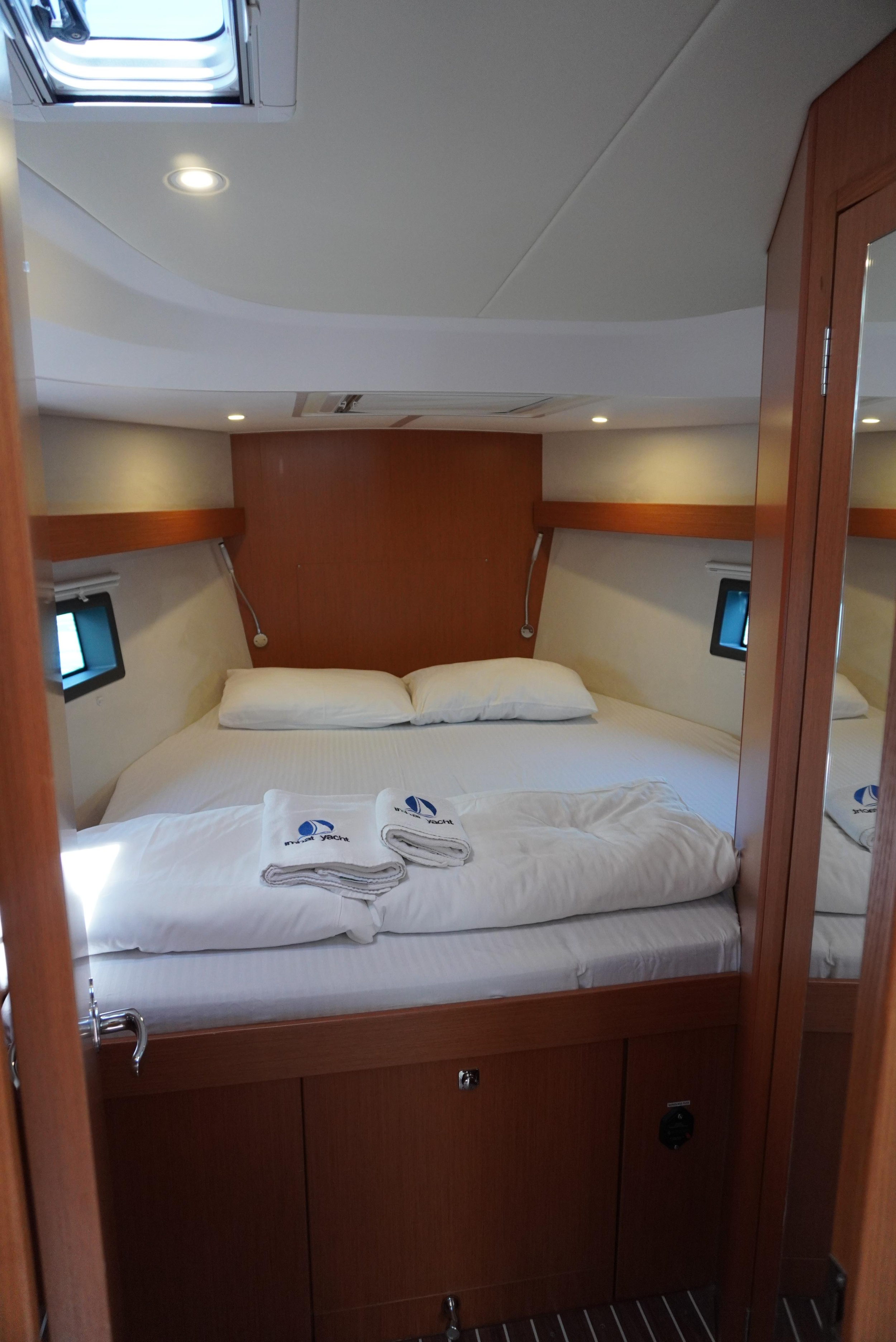 Bavaria C42 — photo 14