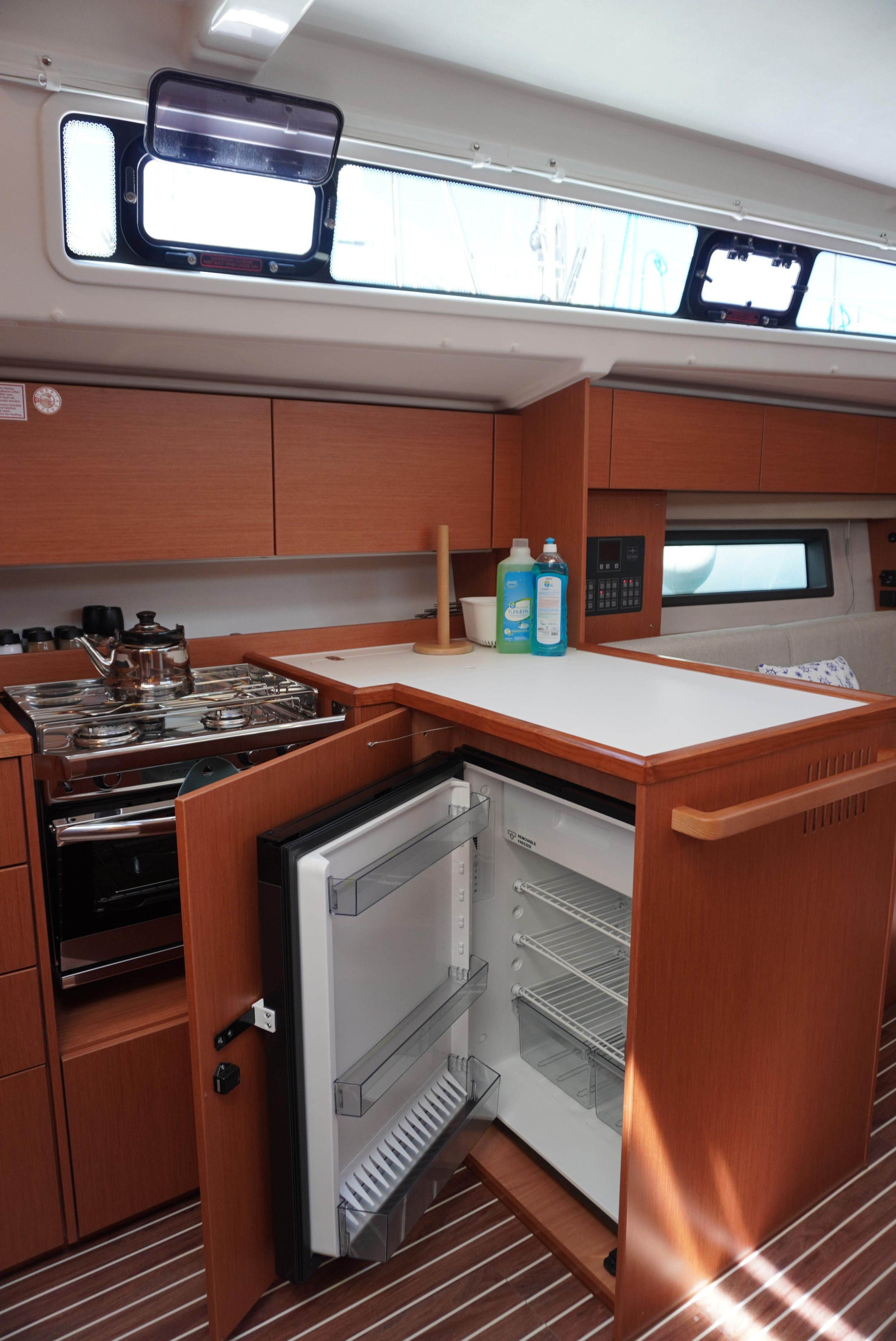 Bavaria C42 — photo 12