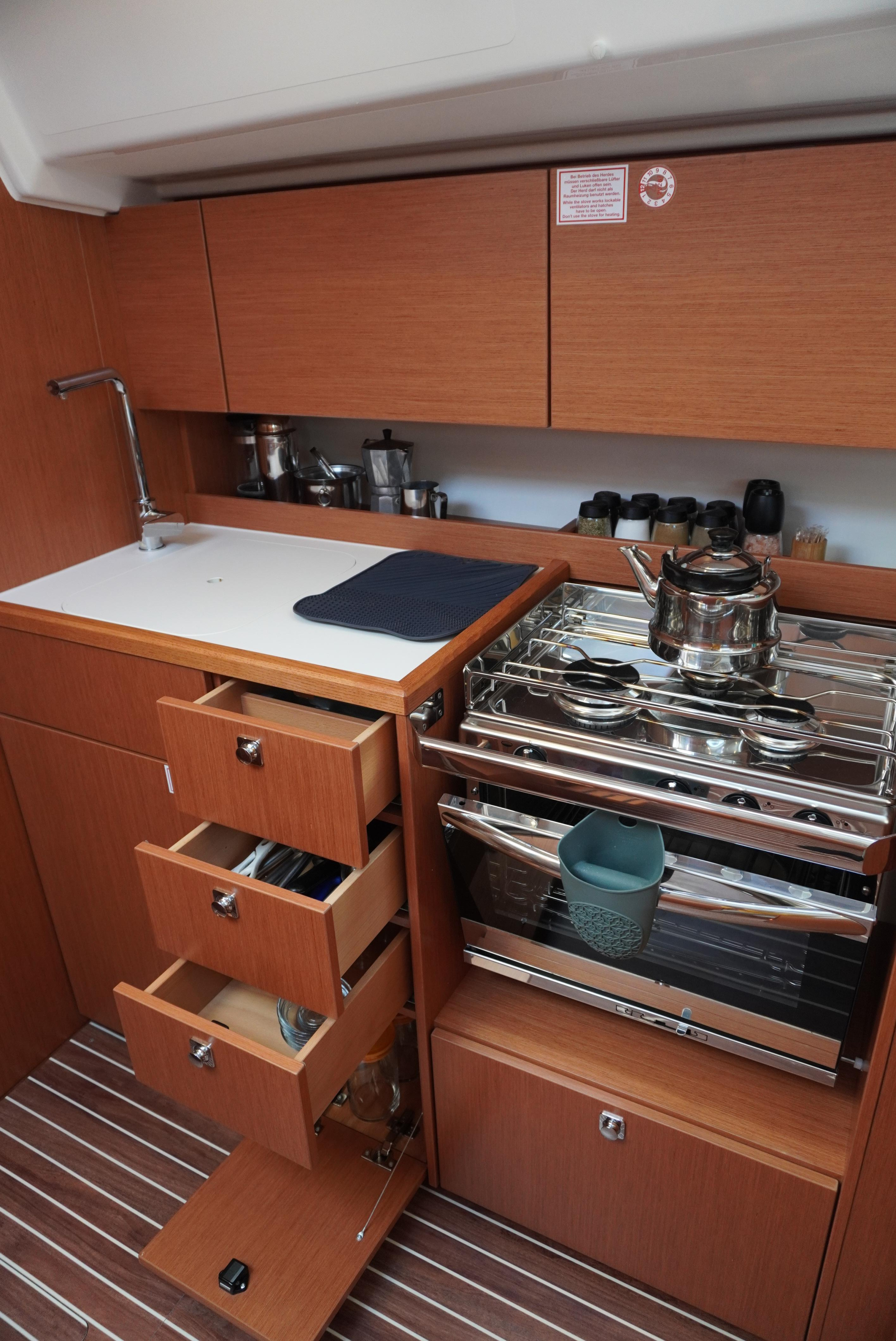 Bavaria C42 — photo 13
