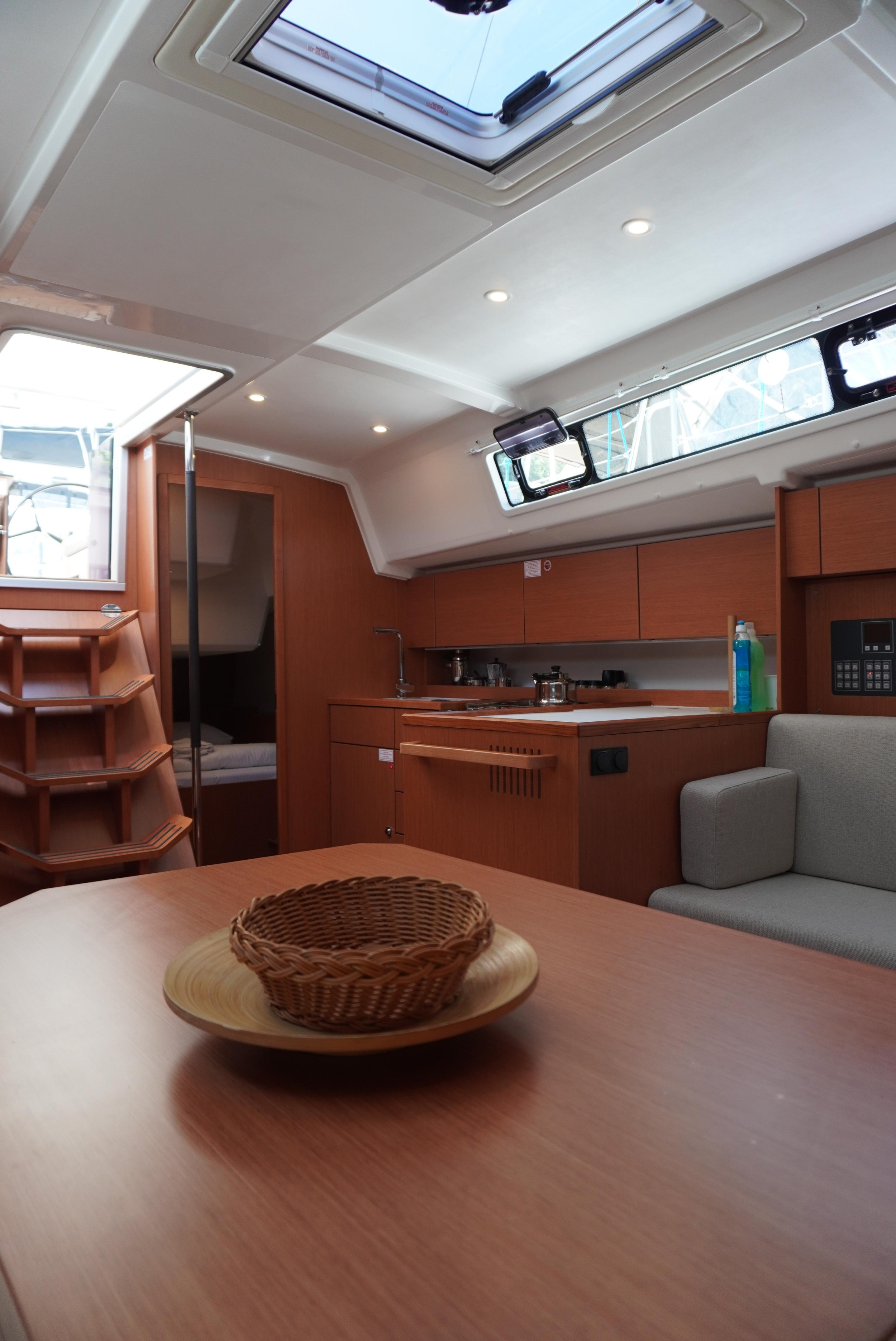 Bavaria C42 — photo 16