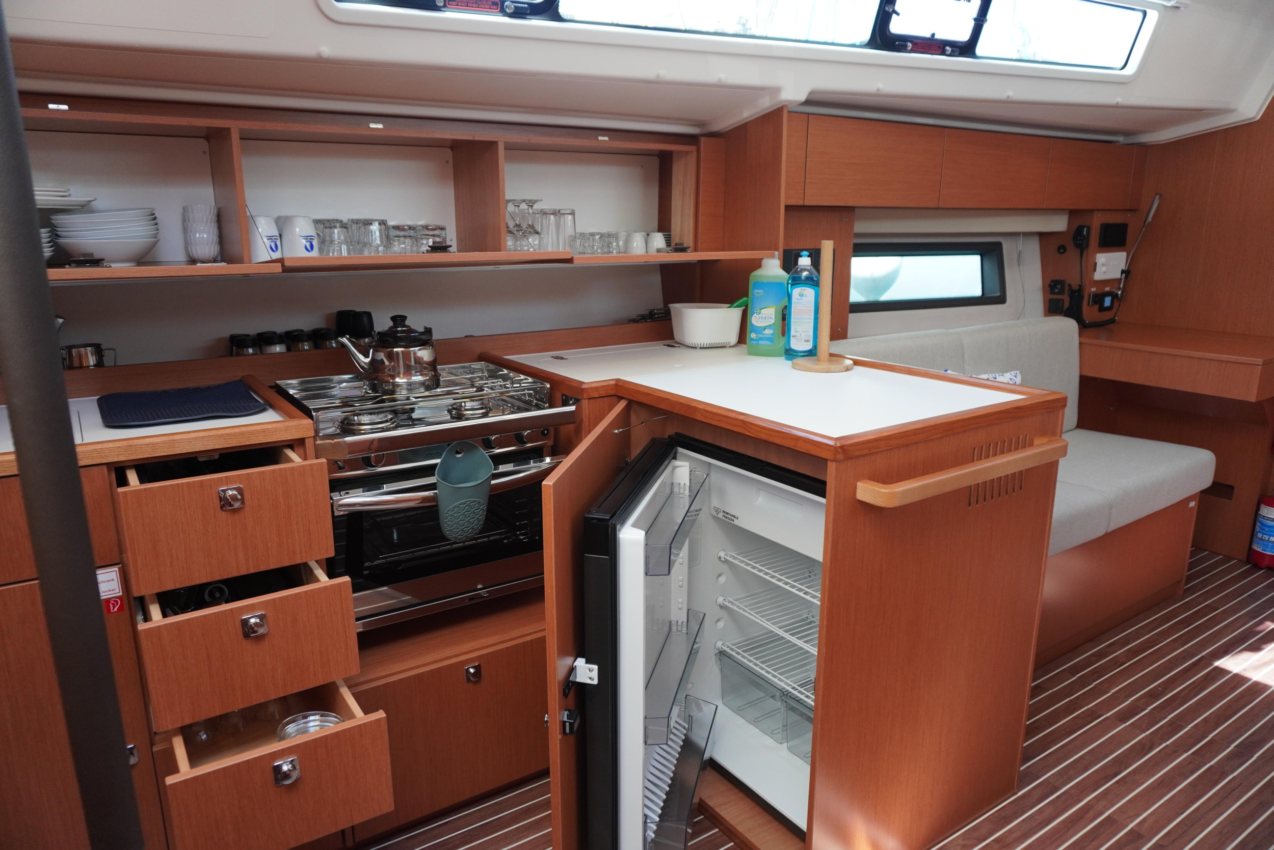 Bavaria C42 — photo 17