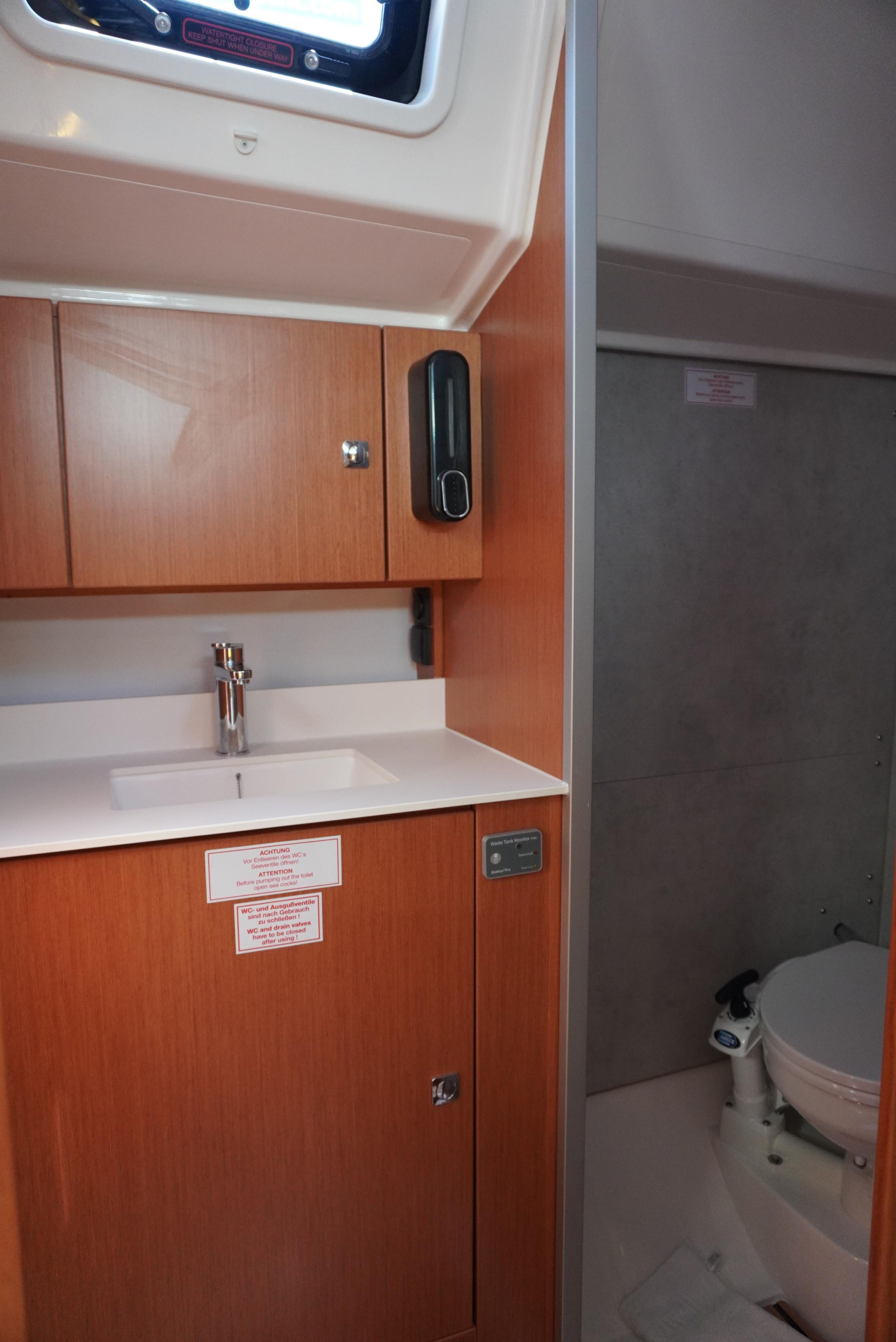 Bavaria C42 — photo 25