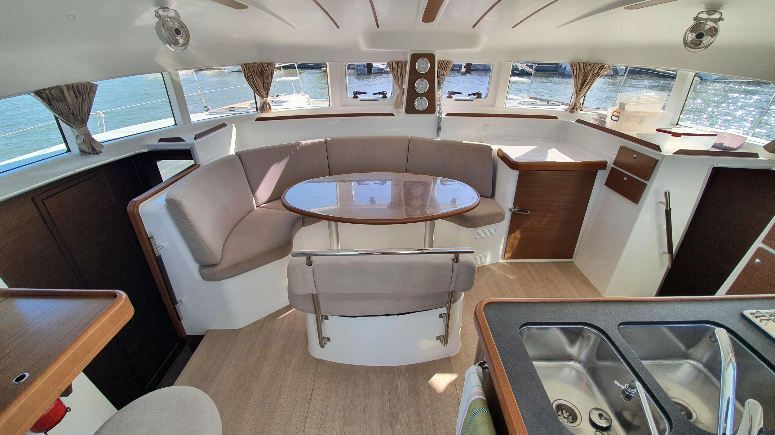 Lagoon 380 — photo 2