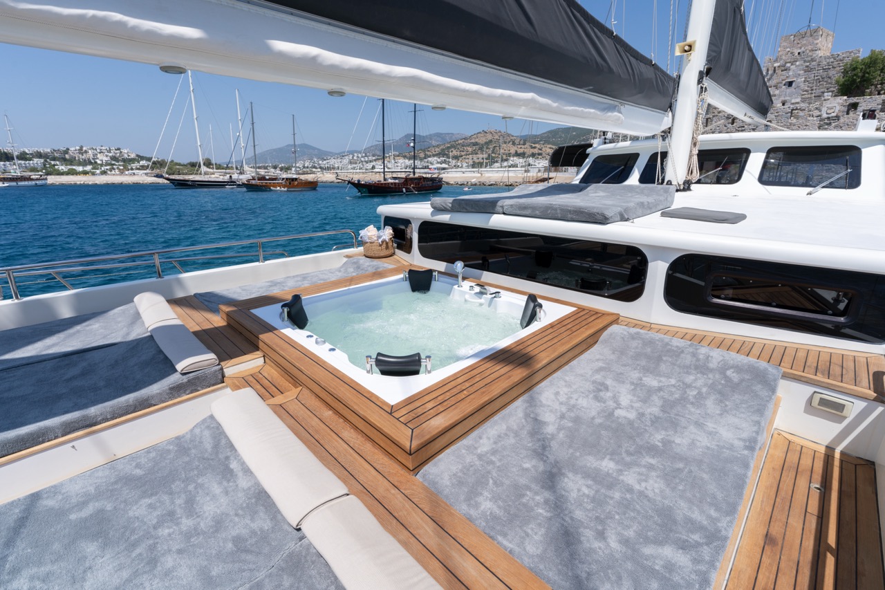 LUCKY YOU MOTORSAILOR — photo 12