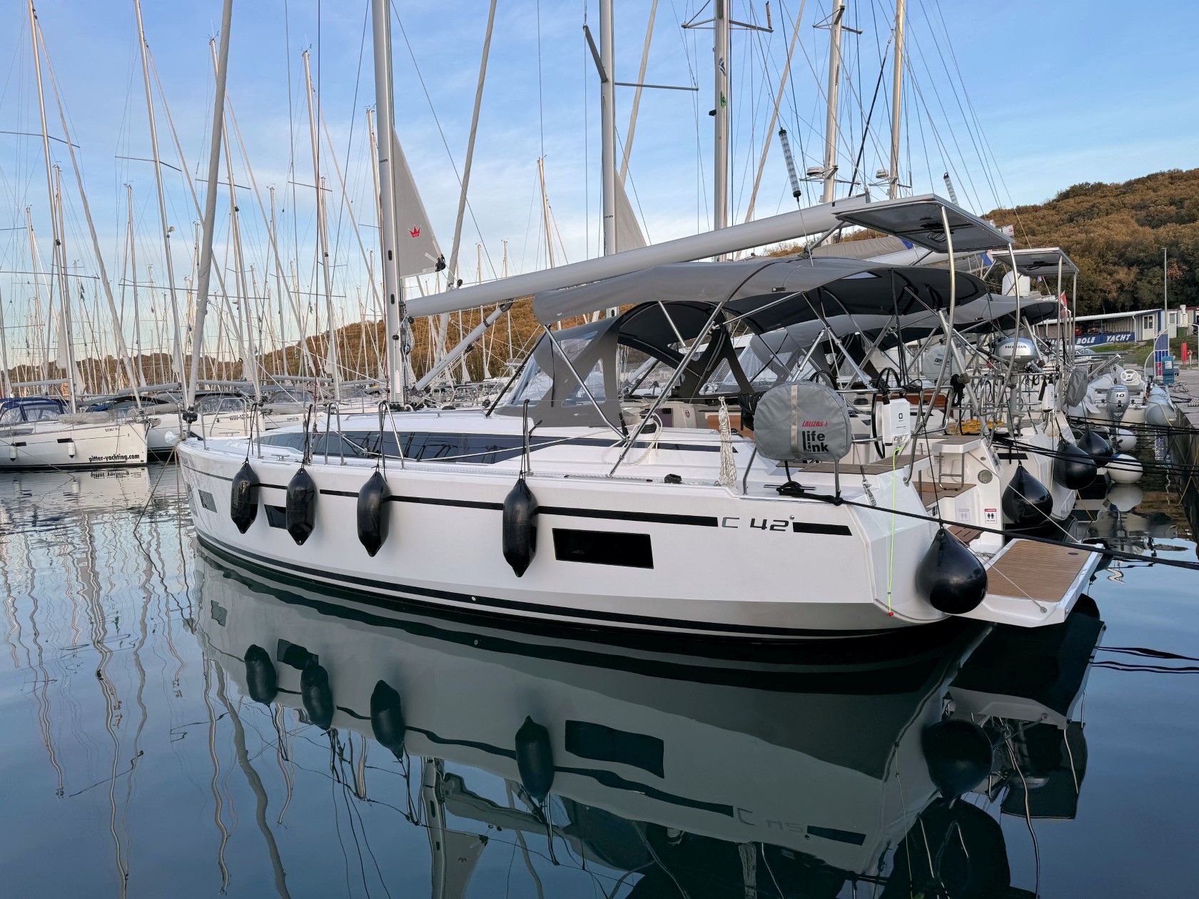 Bavaria C42 — photo 38