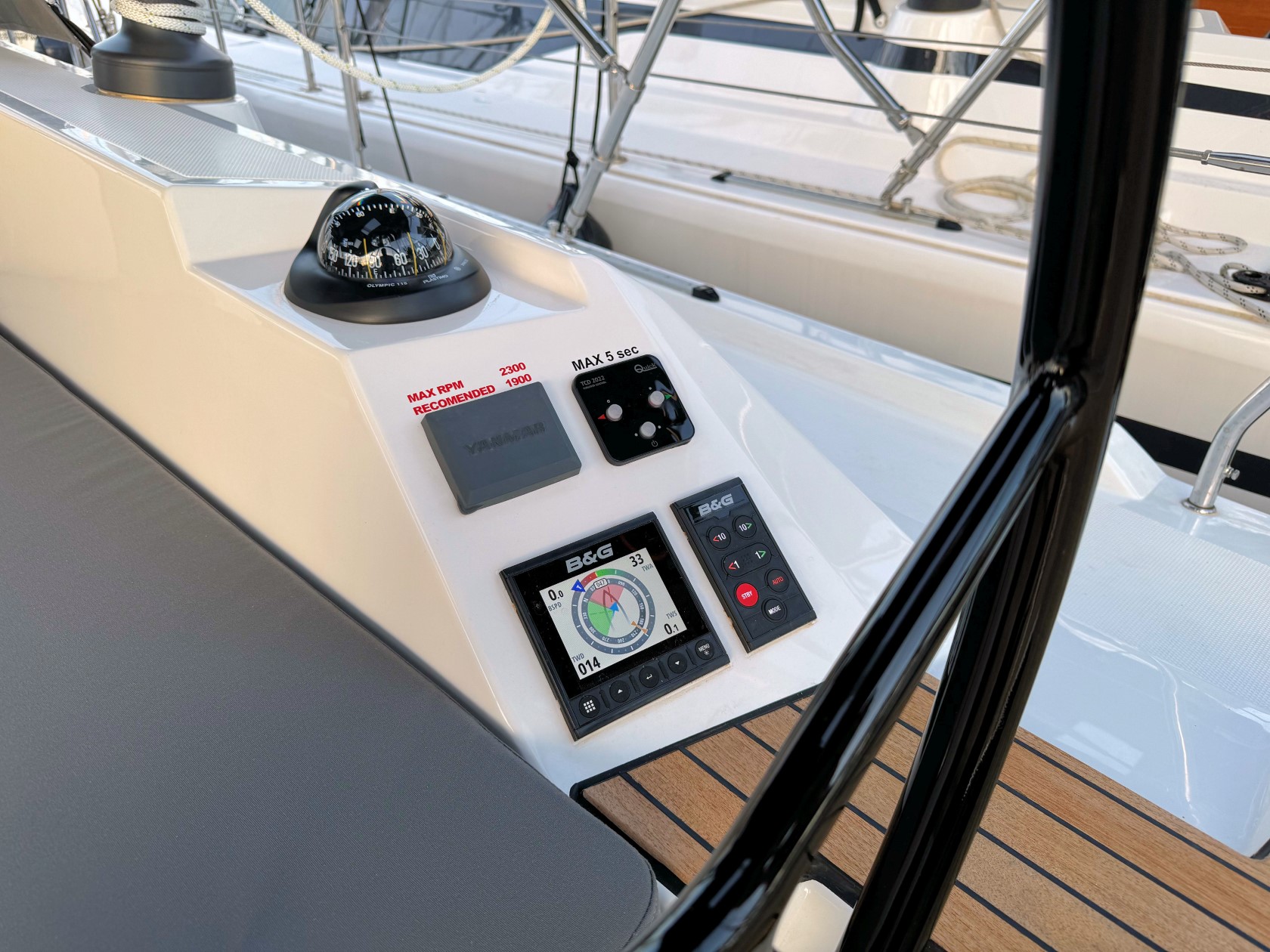 Bavaria C42 — photo 34