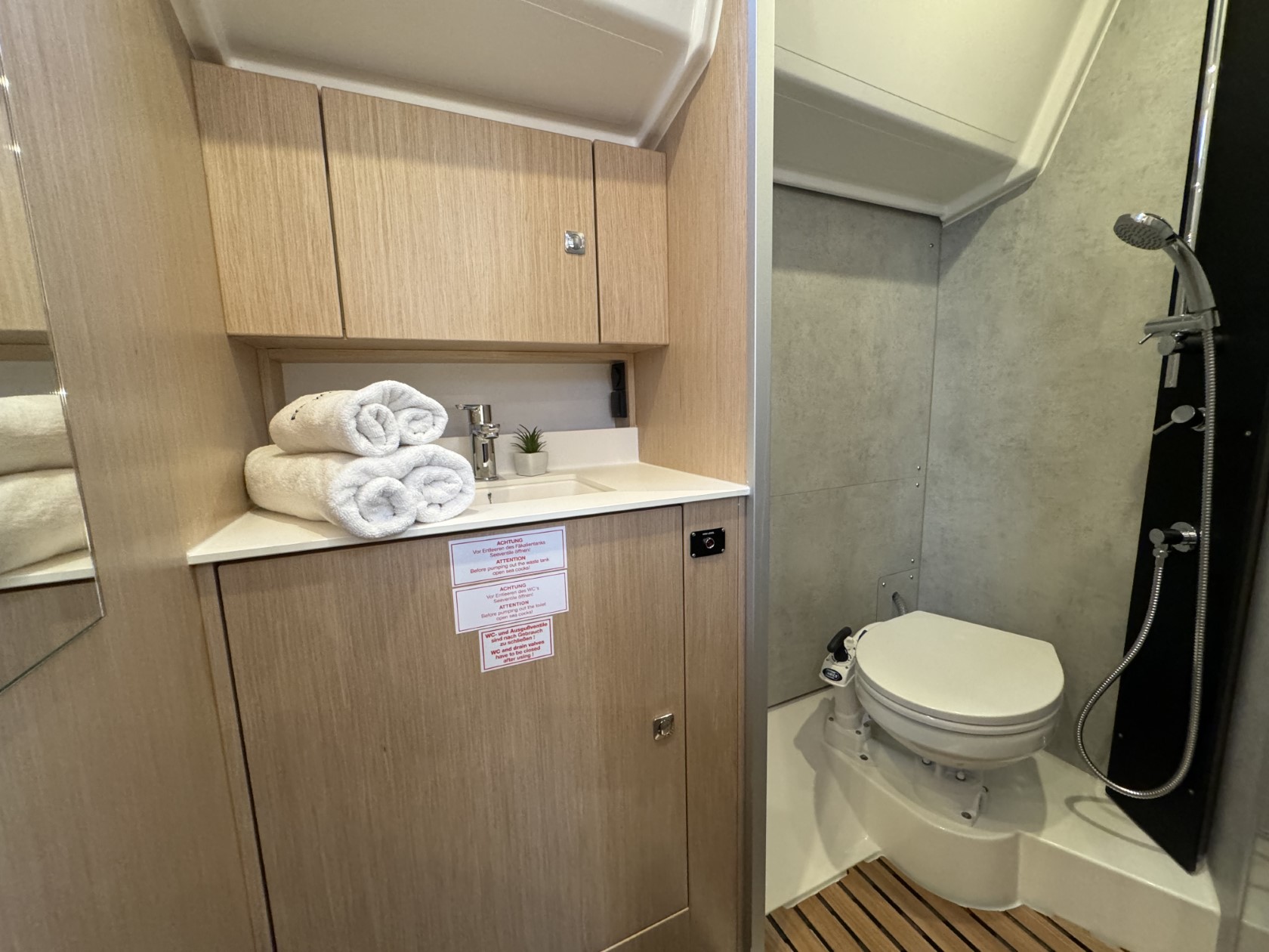 Bavaria C42 — photo 13