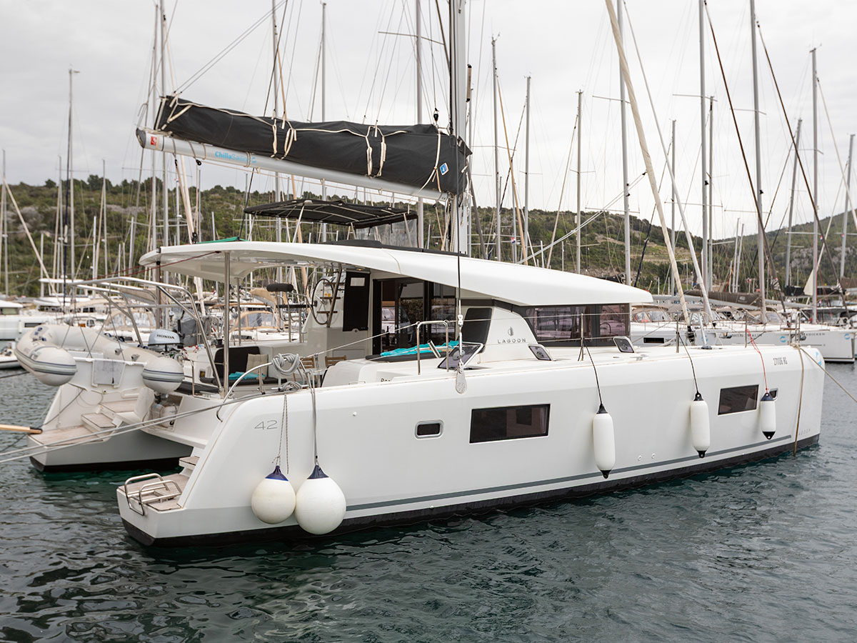 Lagoon 42 — photo 1