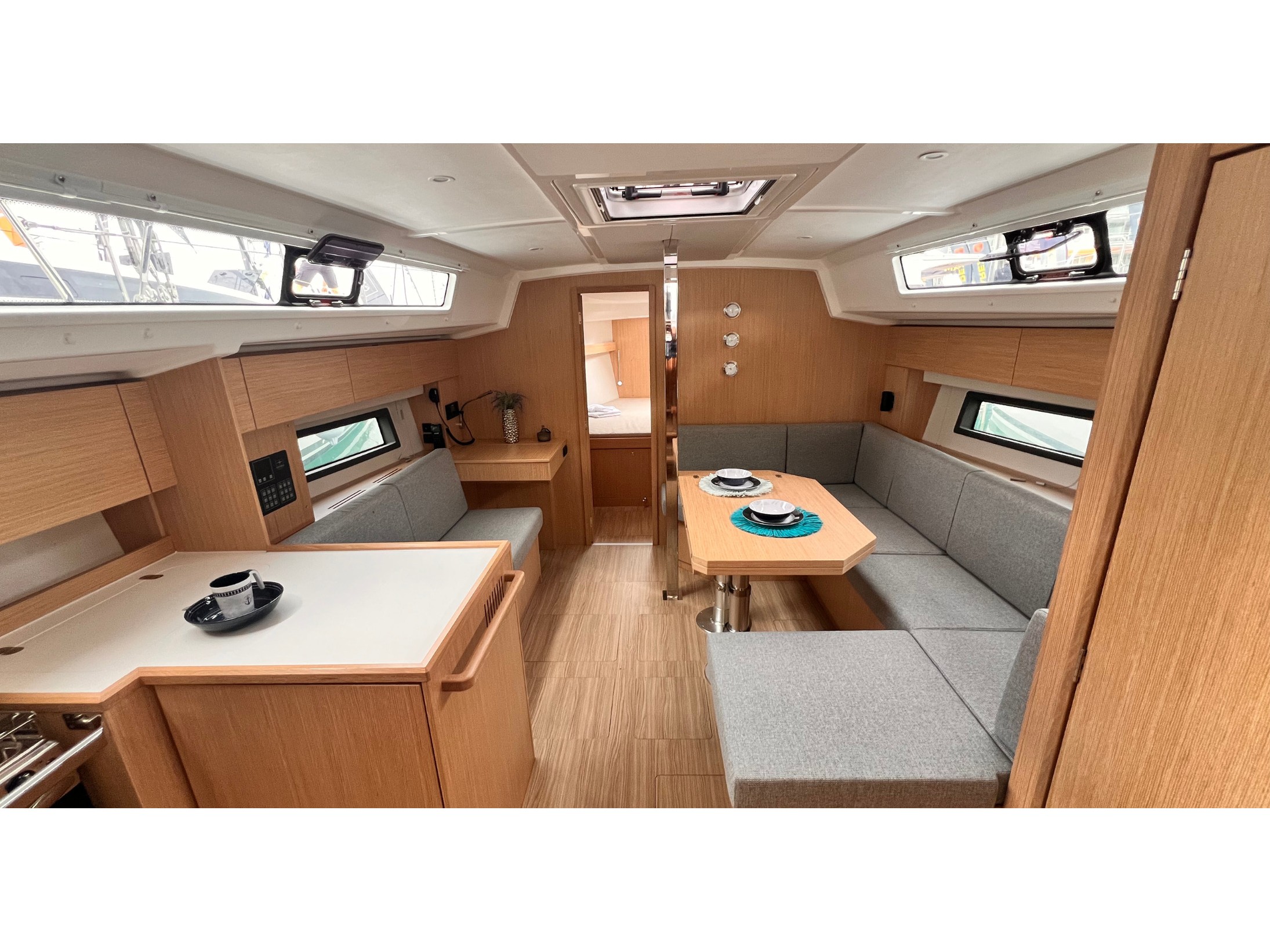 Bavaria C42 — photo 11
