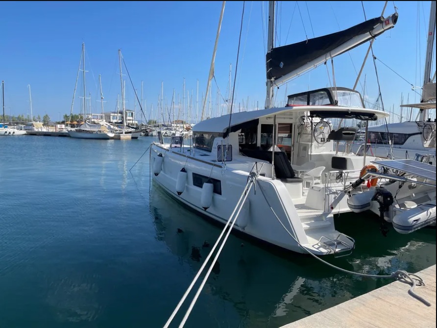 Lagoon 40 — photo 1