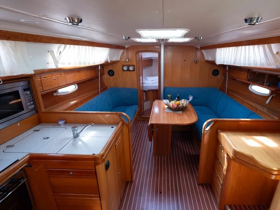 Bavaria 38 — photo 9