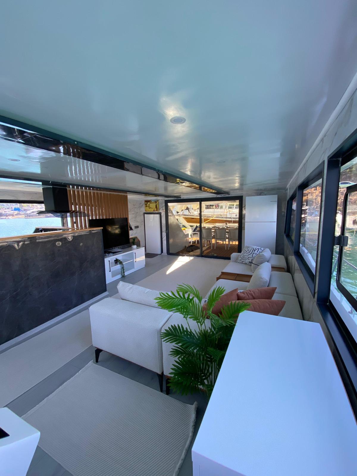 Motor Yacht — photo 23