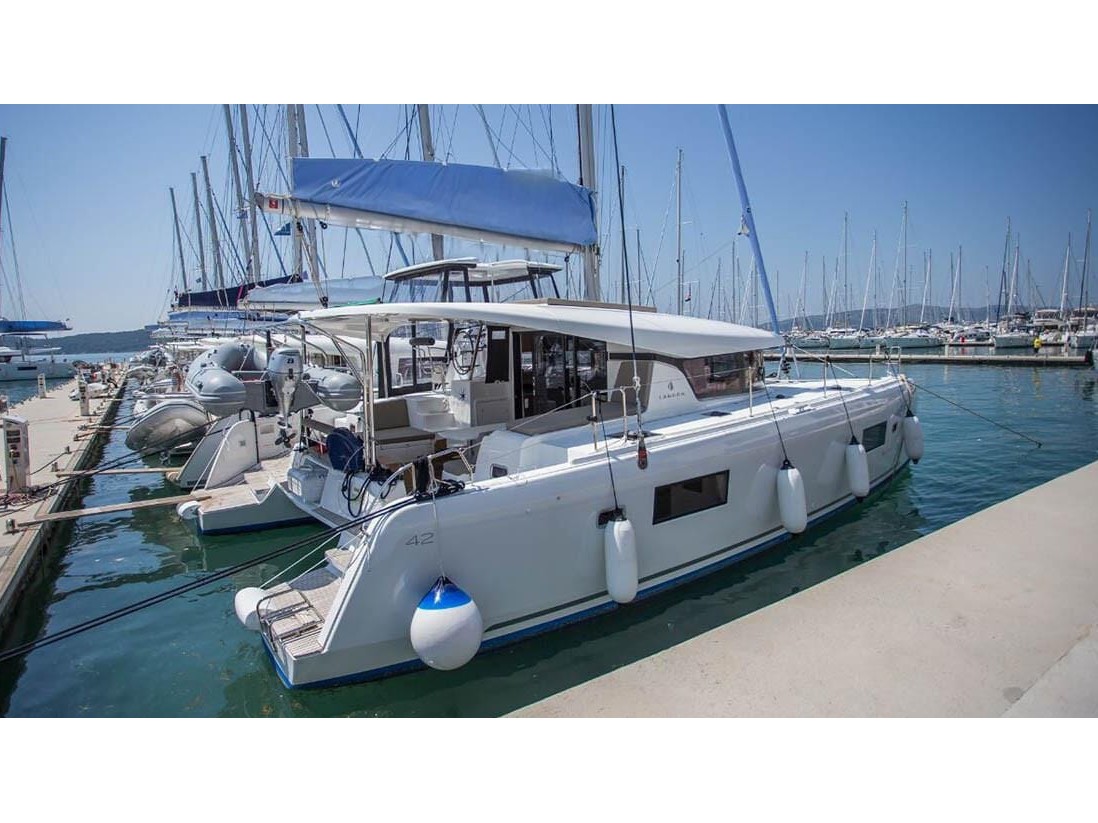 Lagoon 42 — photo 1