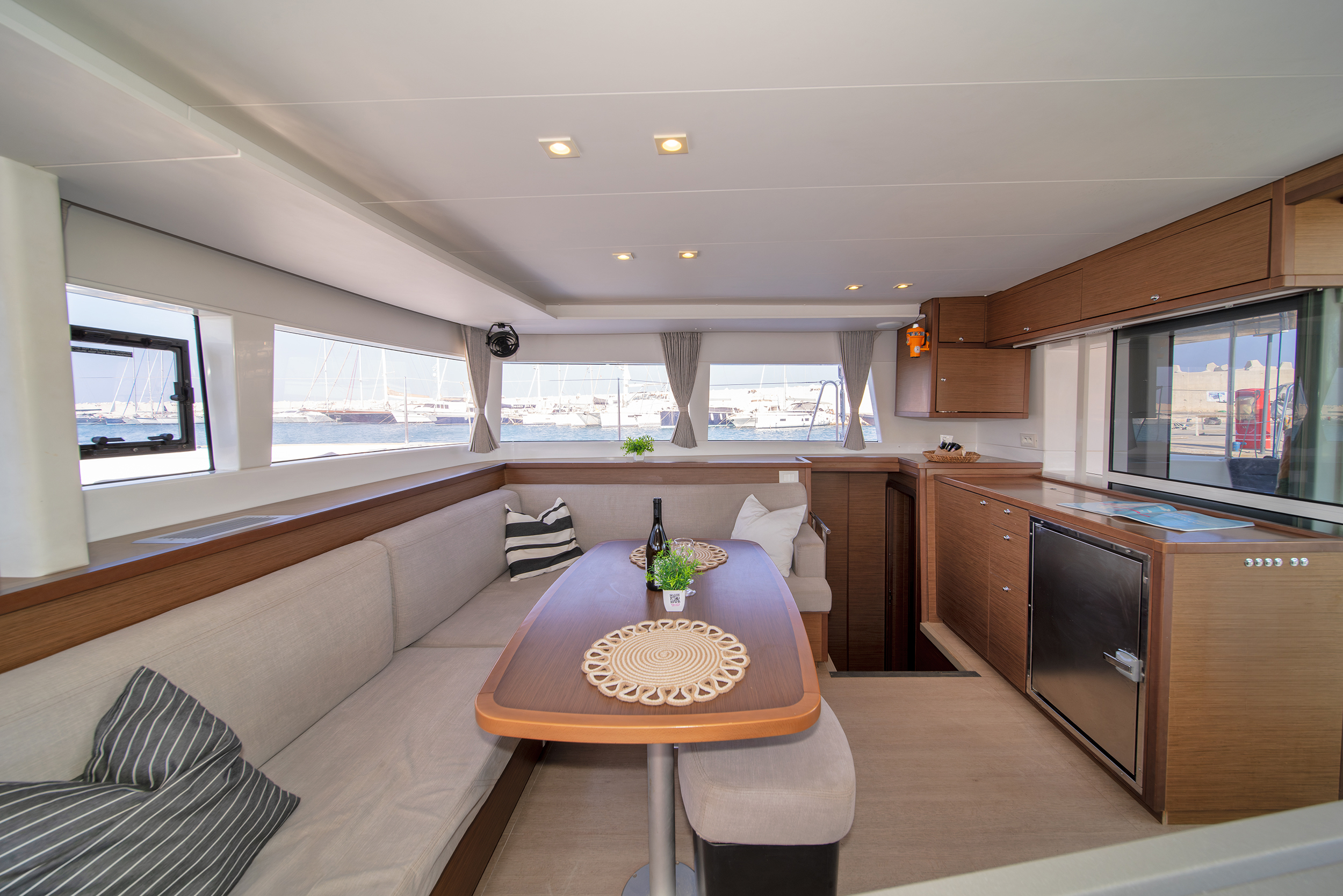 Lagoon 450 Fly & GEN — photo 2
