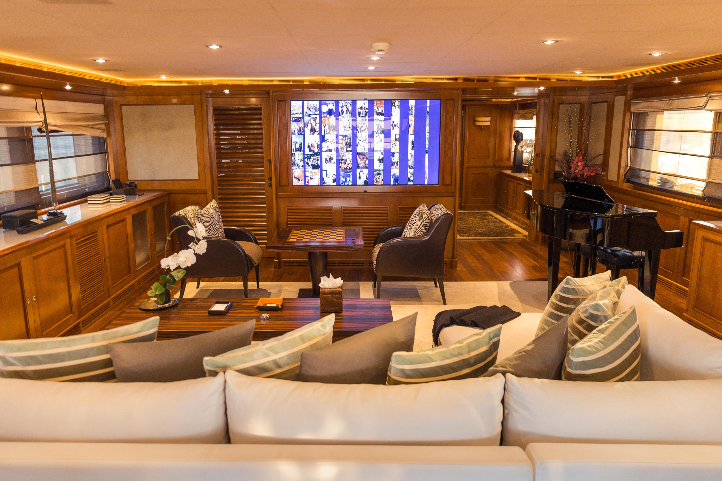 Luxury Motor Yacht B — photo 10