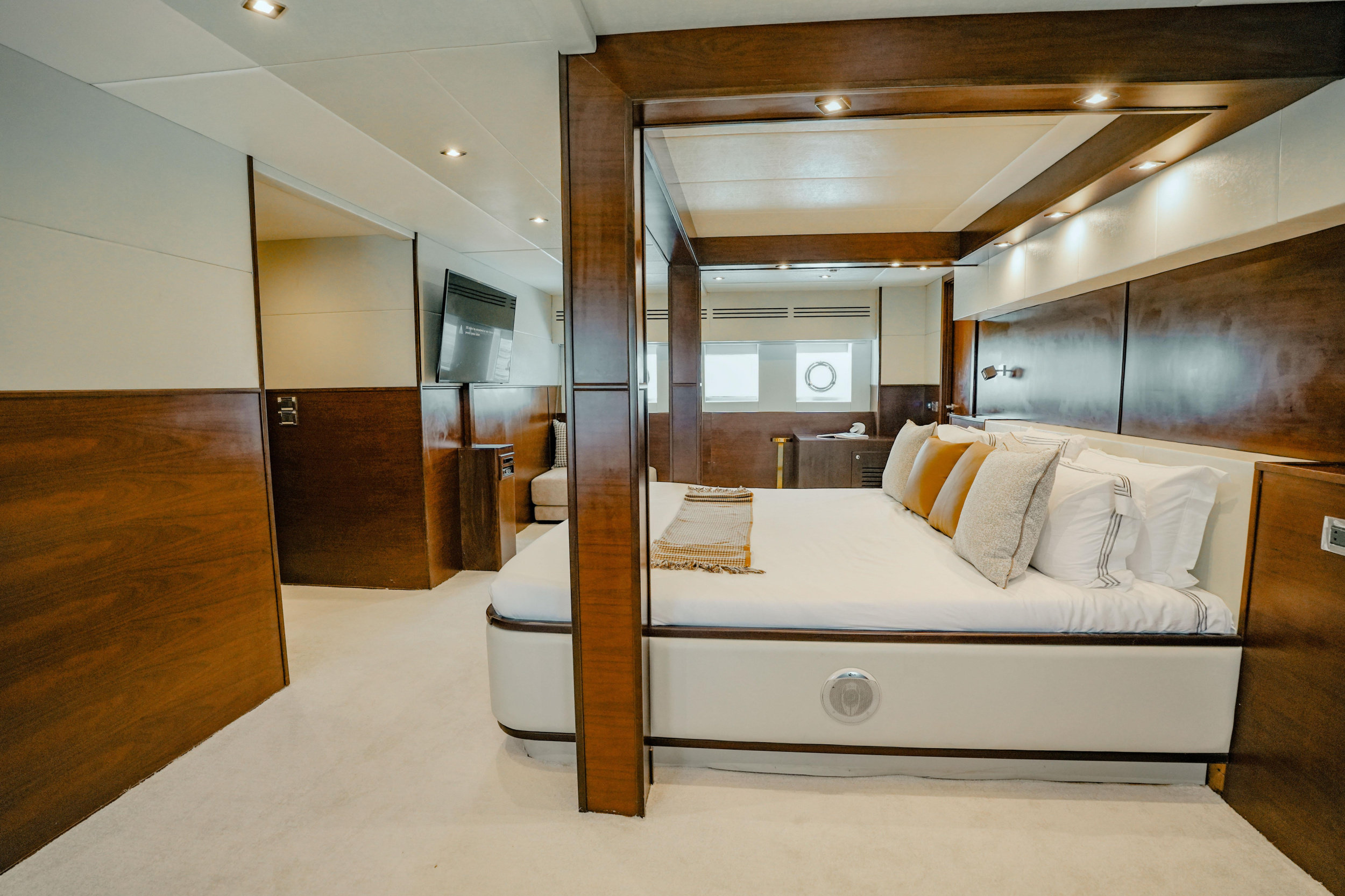 Luxury Motor Yacht S — photo 11