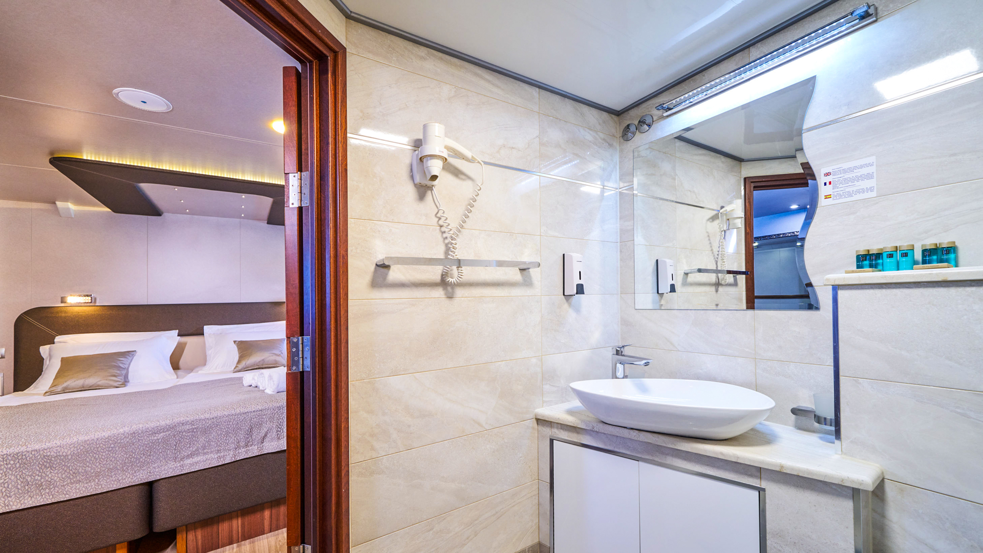Luxury motoryacht — photo 26