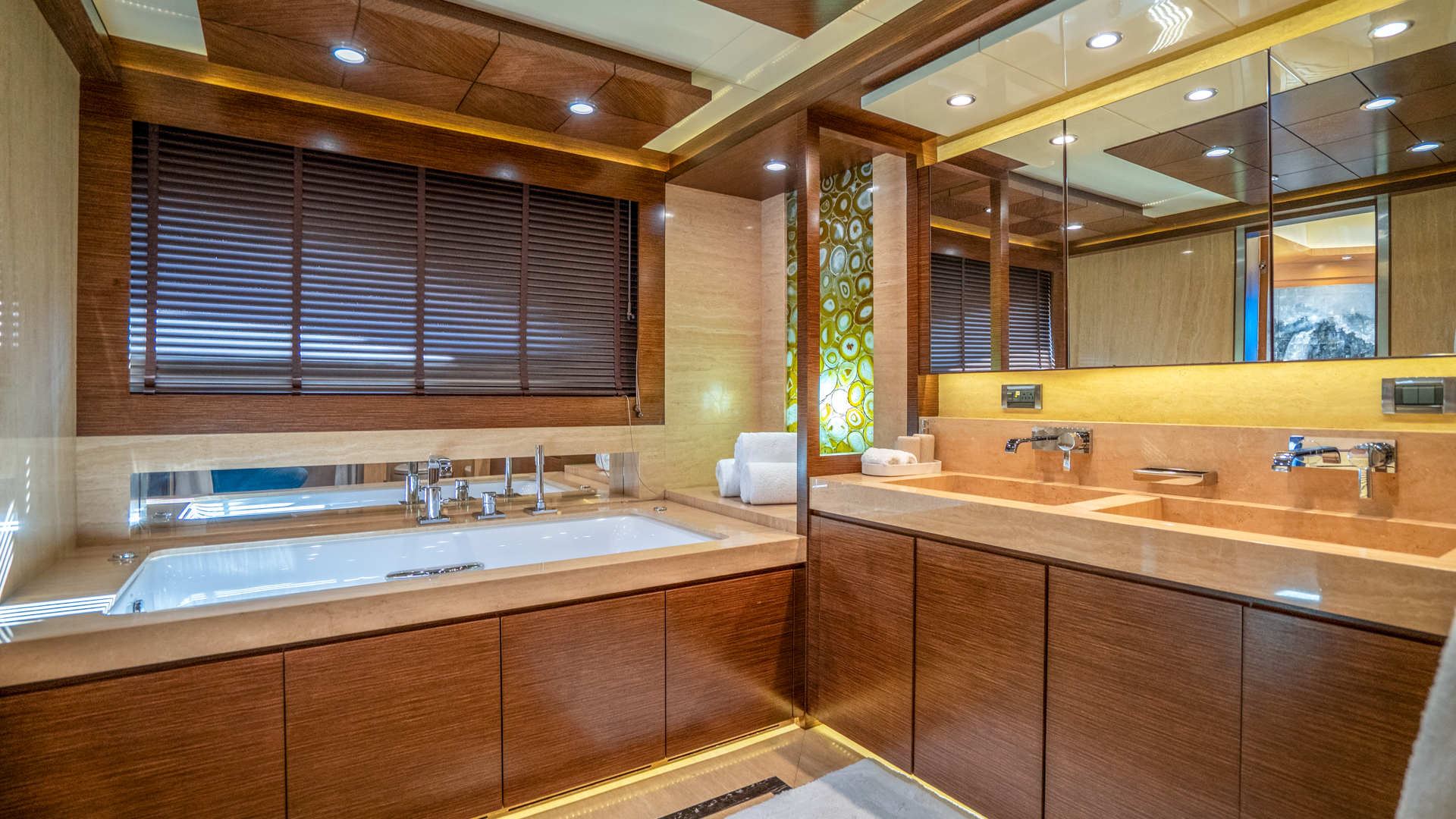 Motoryacht — photo 27