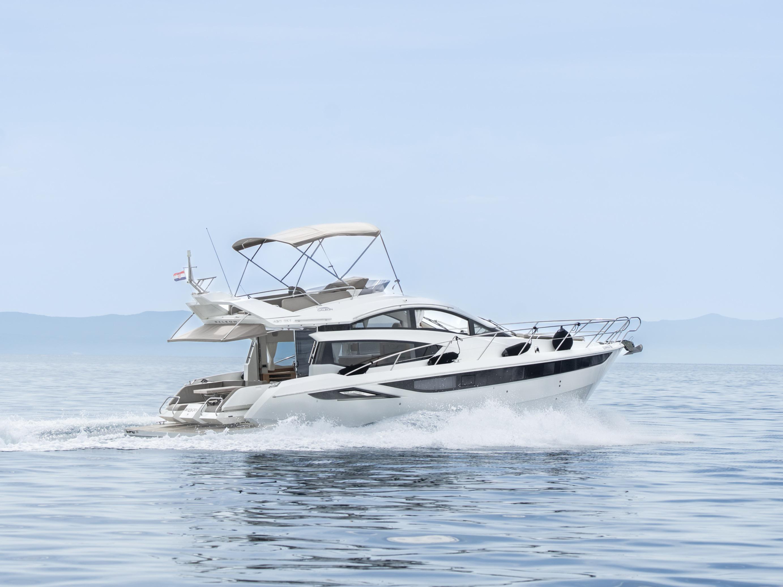 Galeon 430 Skydeck — photo 1