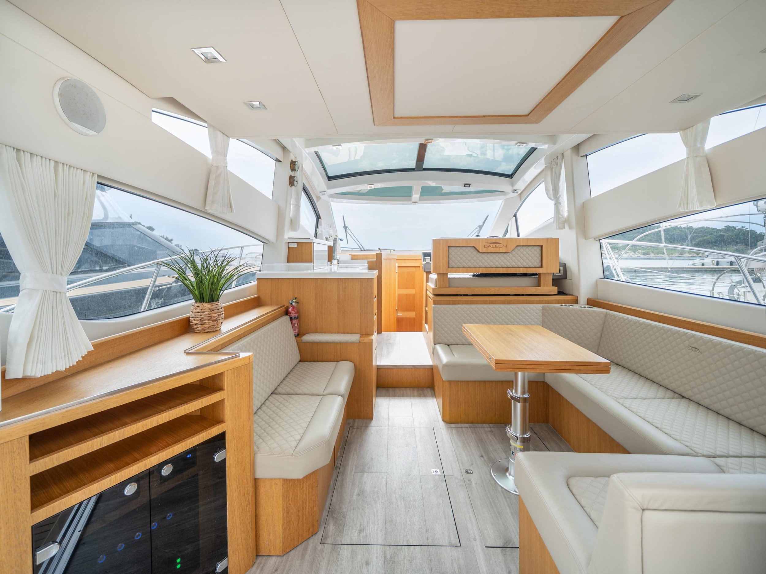 Galeon 430 Skydeck — photo 3