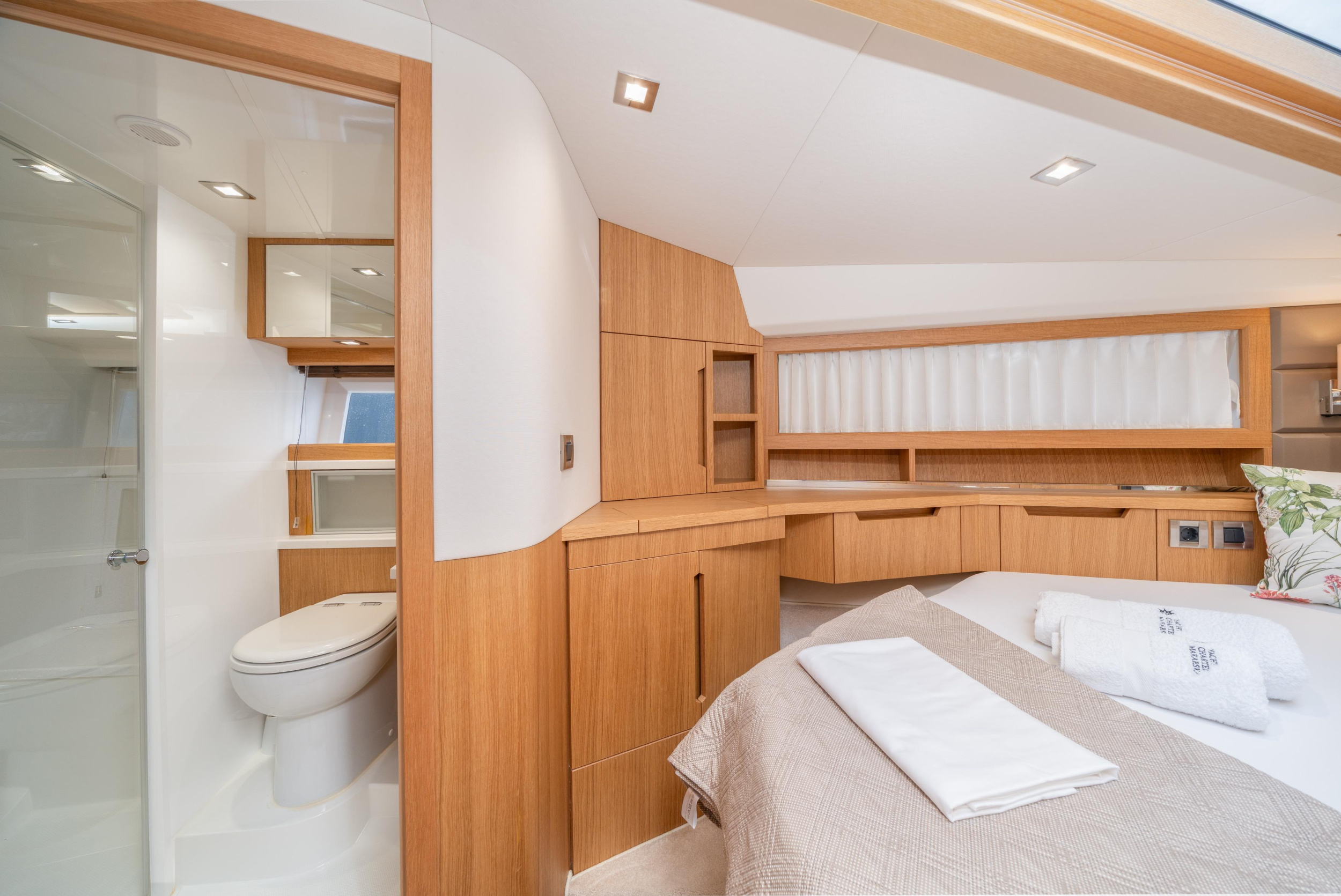 Galeon 430 Skydeck — photo 13