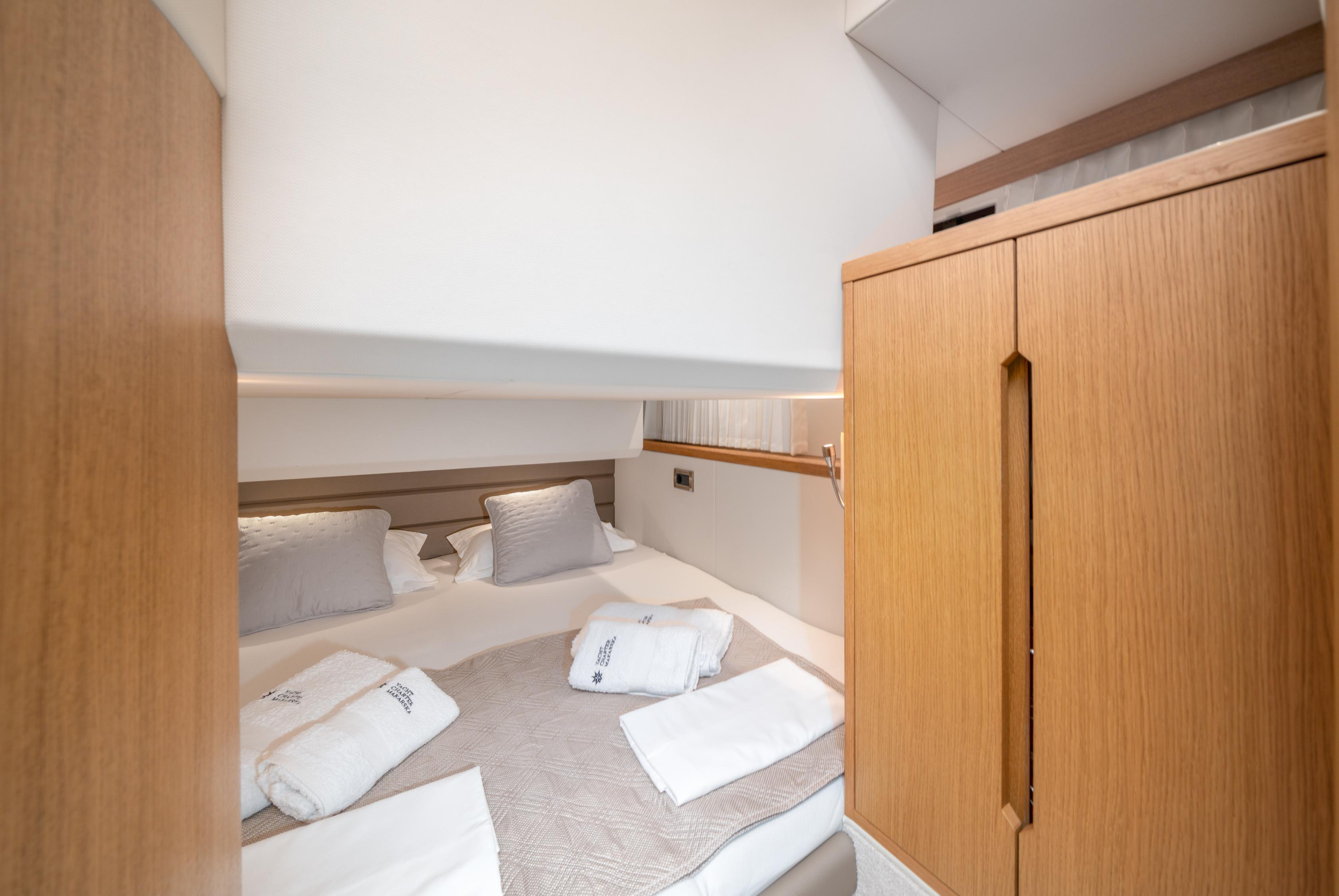 Galeon 430 Skydeck — photo 6