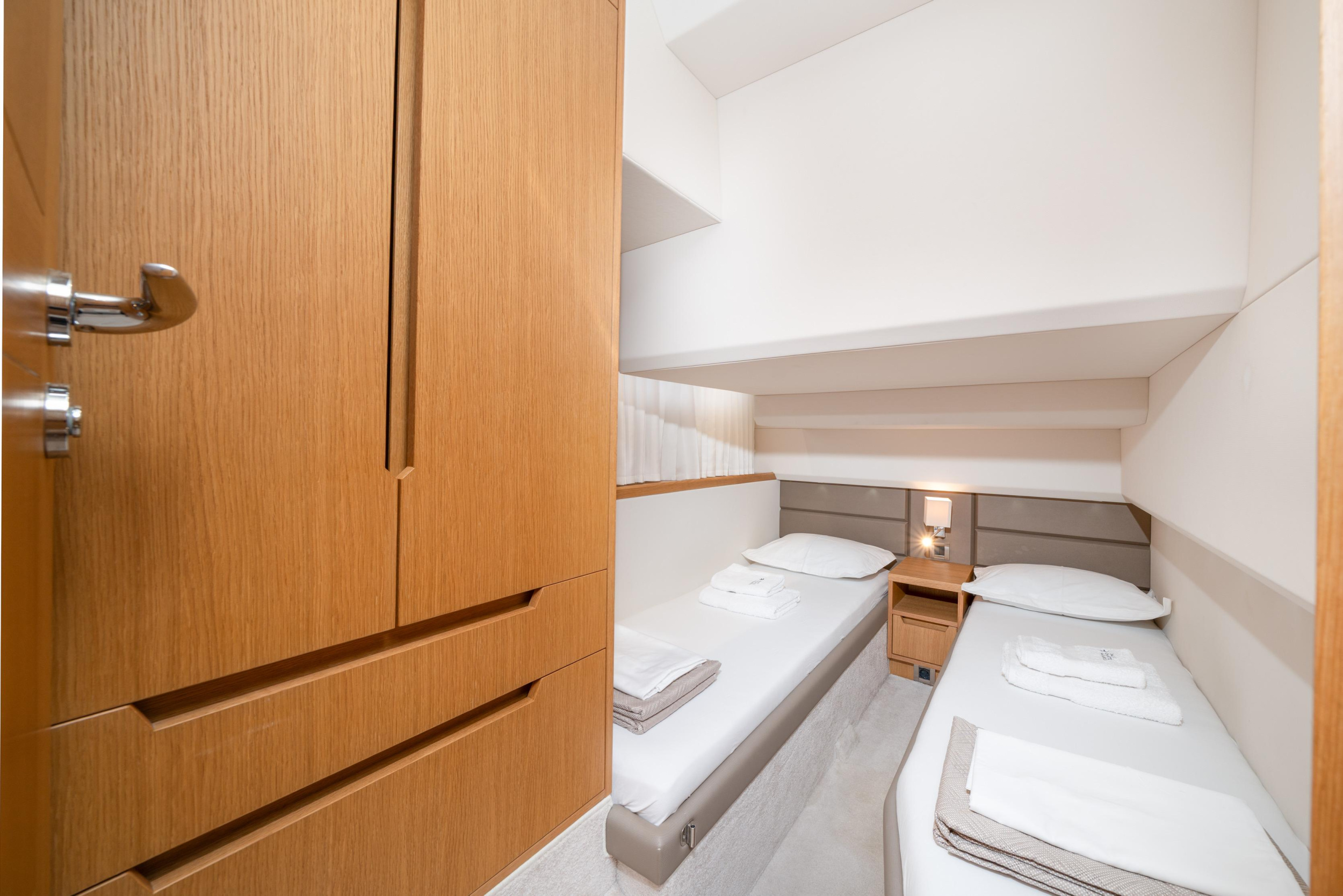 Galeon 430 Skydeck — photo 8