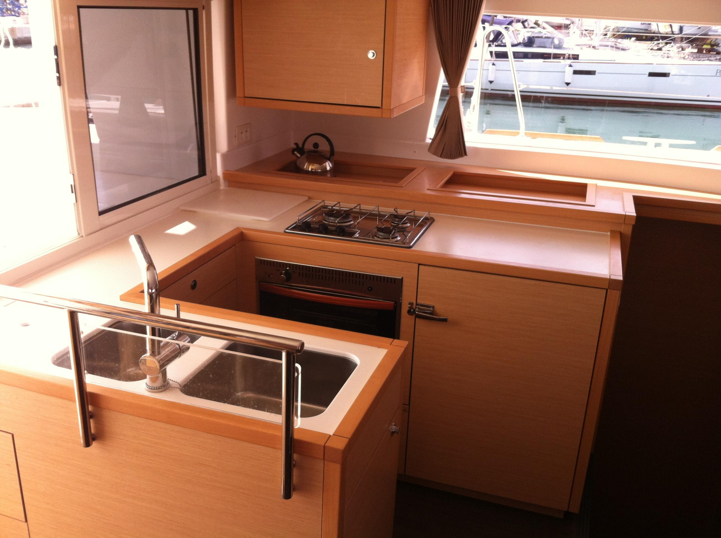 Lagoon 450 — photo 2