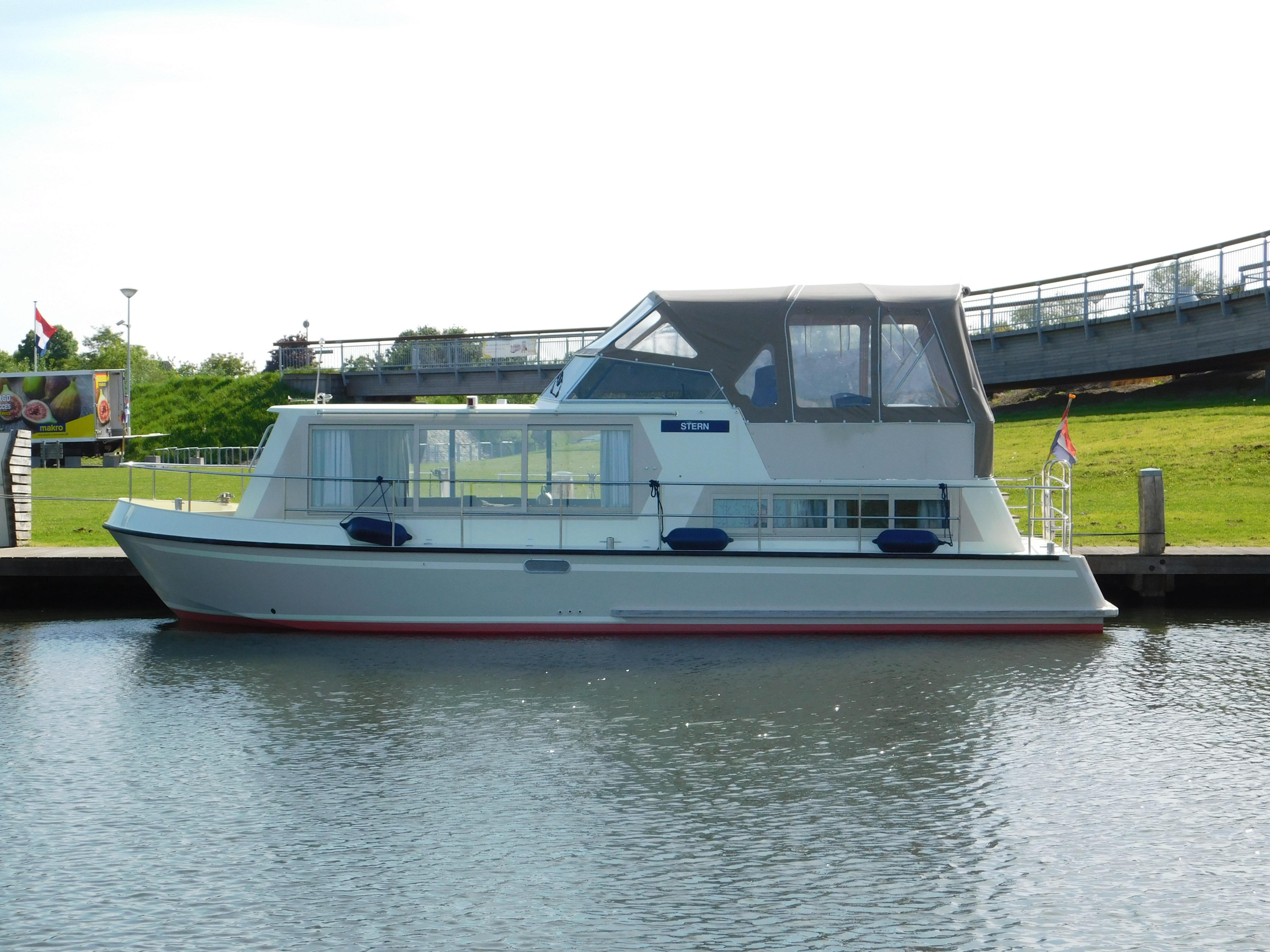 Houseboat 1050 — photo 1
