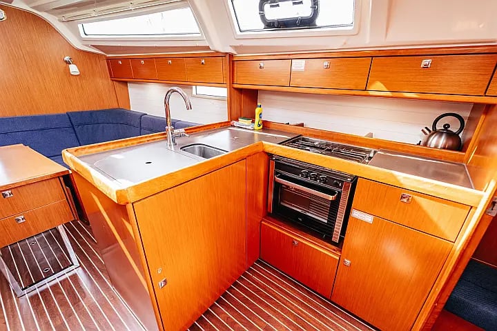 Bavaria Cruiser 37 — photo 9