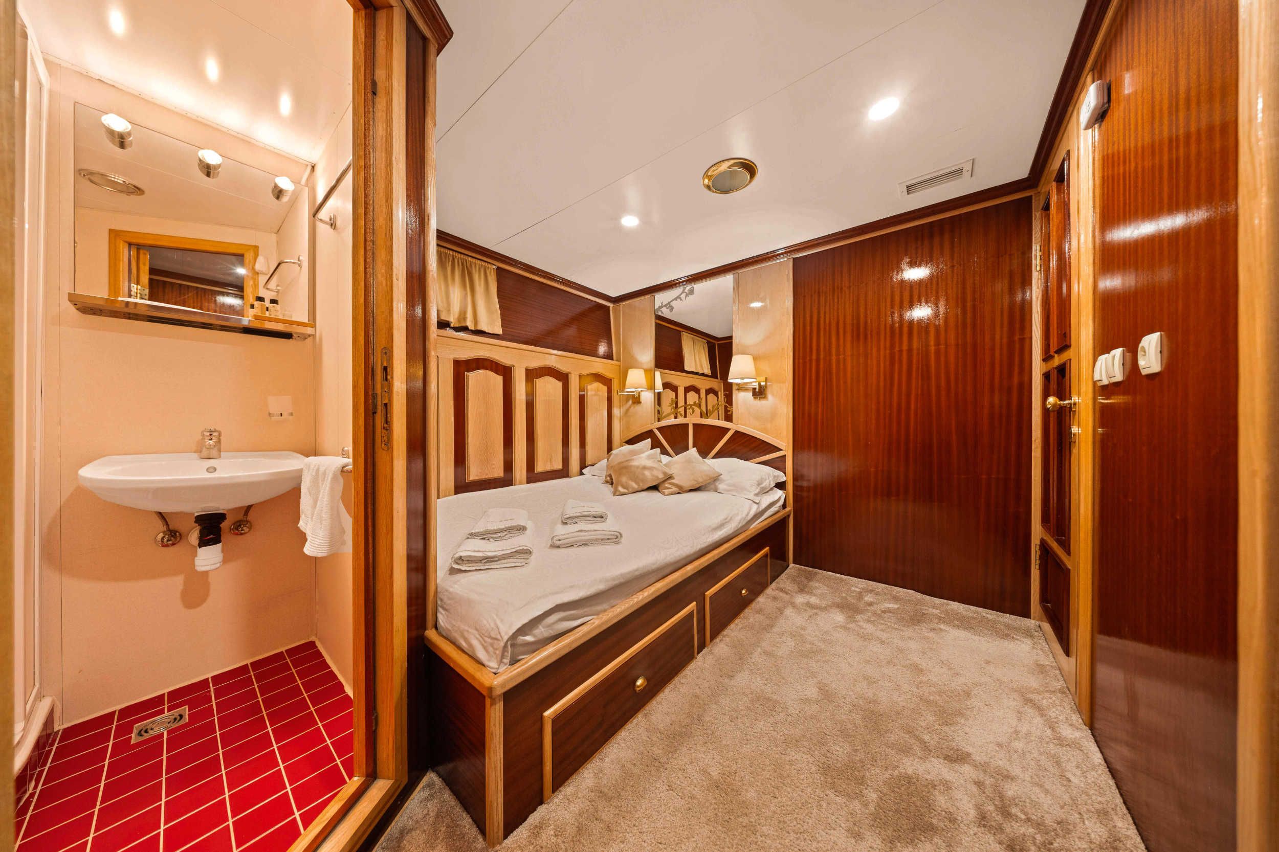 Motoryacht Korab — photo 14