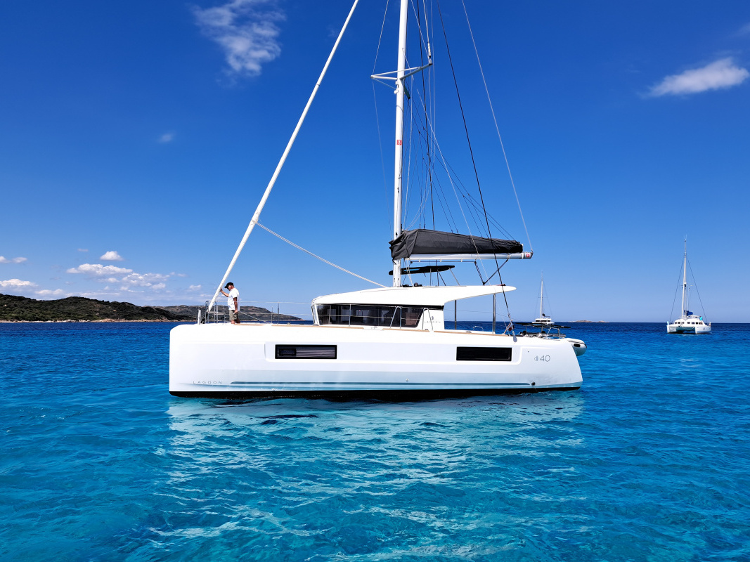 Lagoon 40 — photo 1