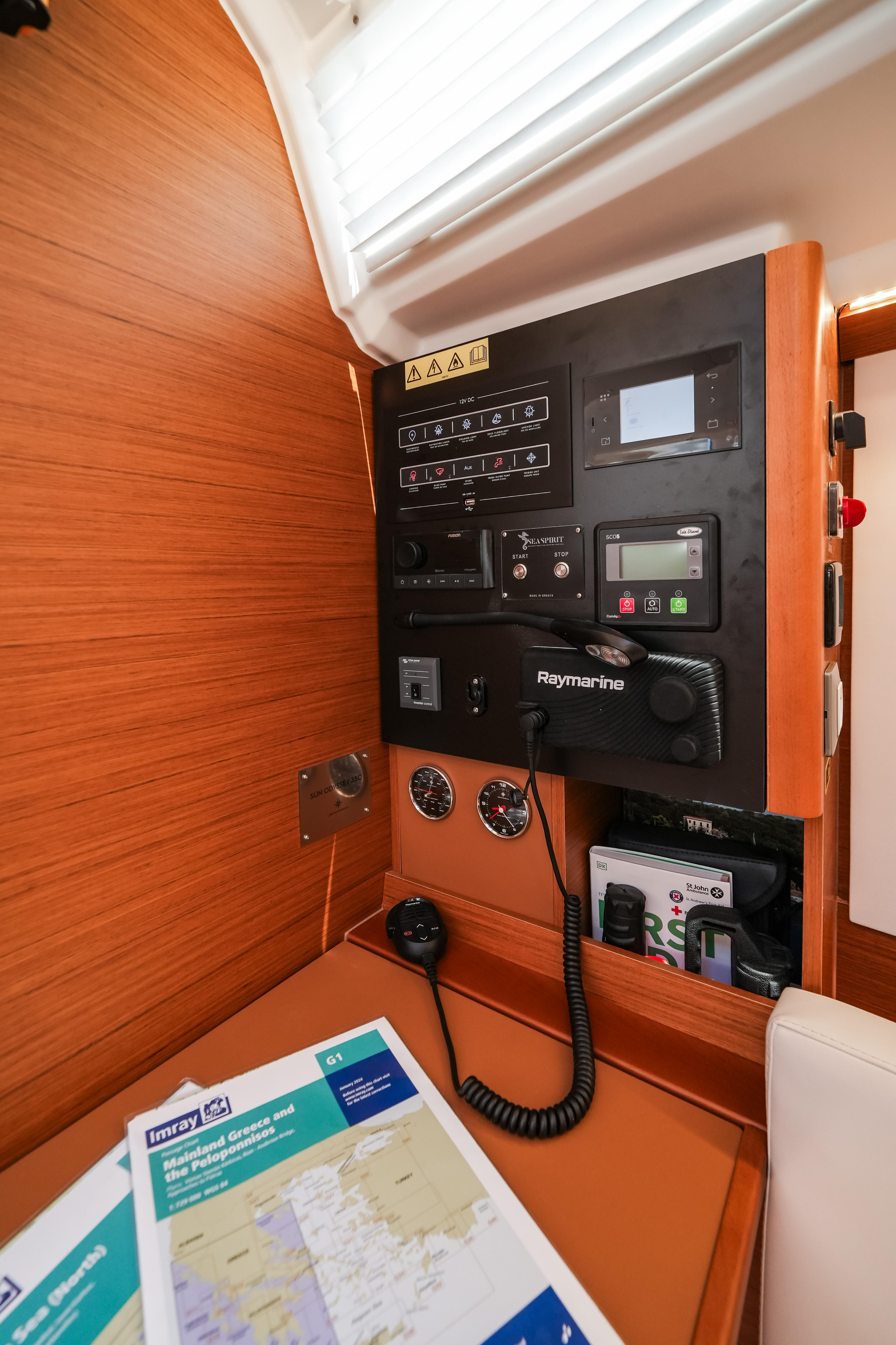 Sun Odyssey 350 — photo 6
