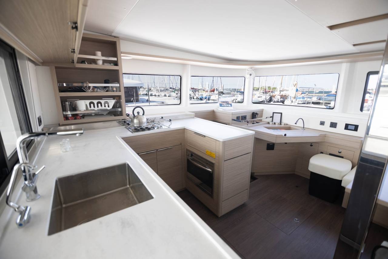 Lagoon 46 — photo 12