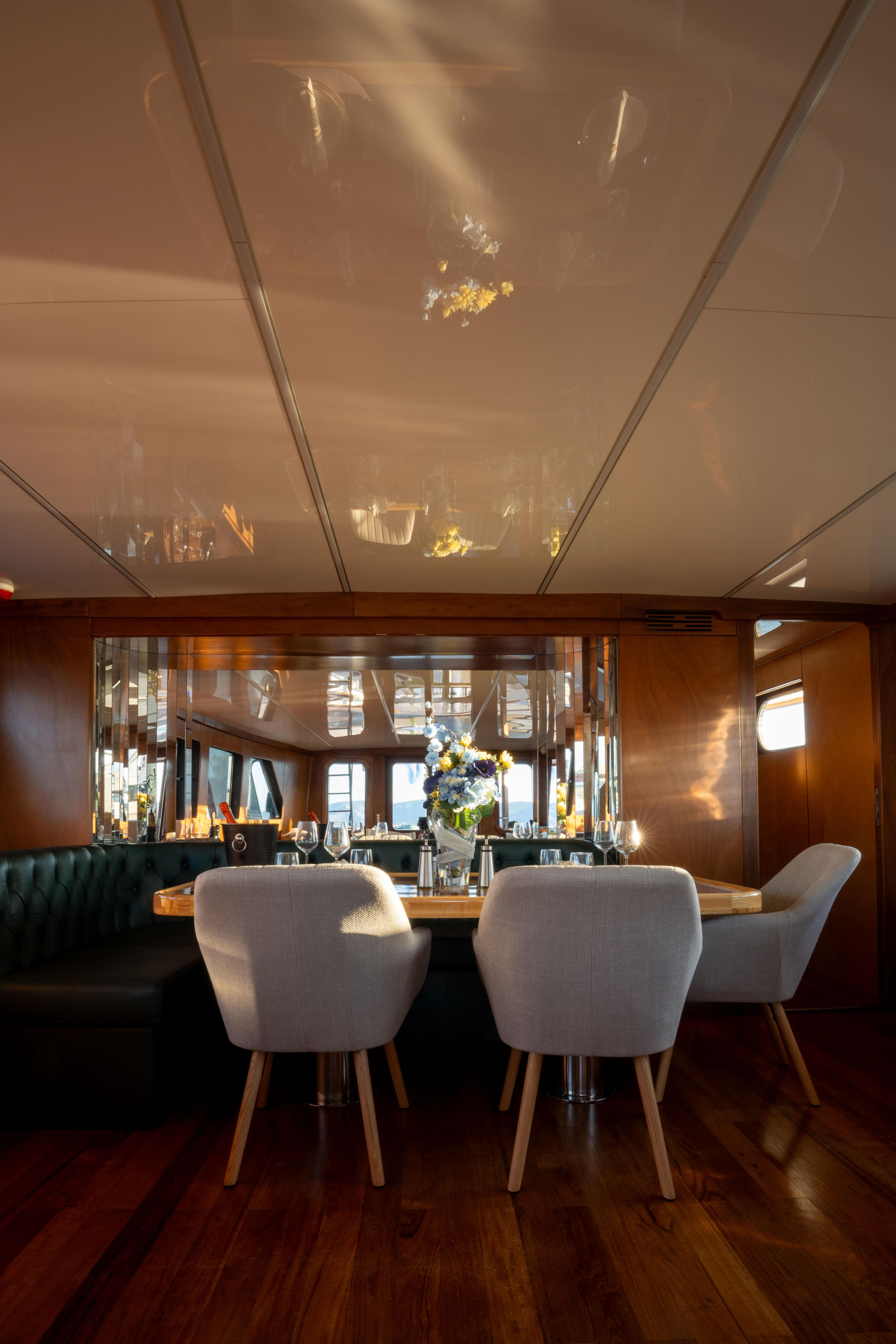 Motoryacht — photo 4