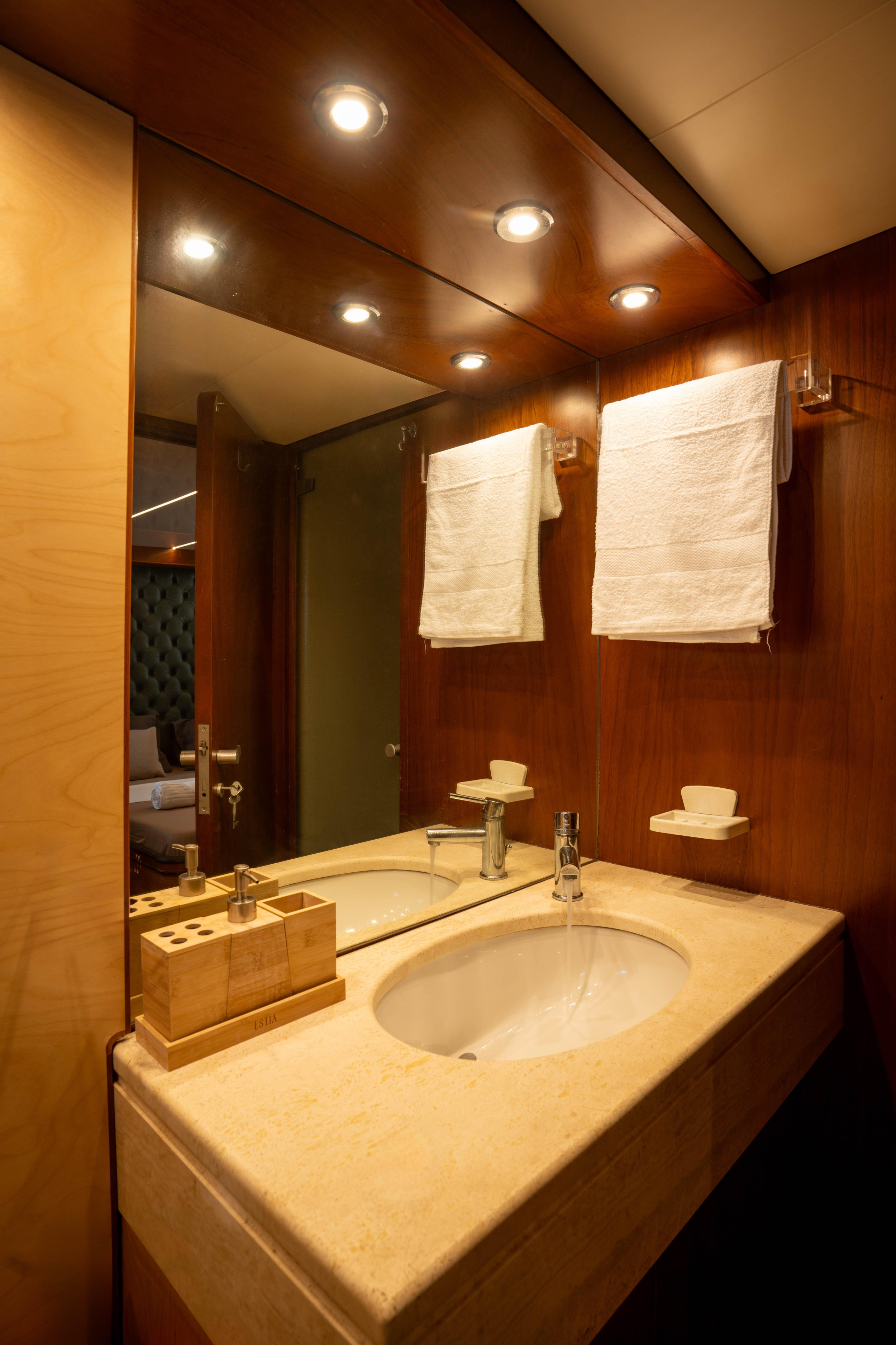 Motoryacht — photo 14