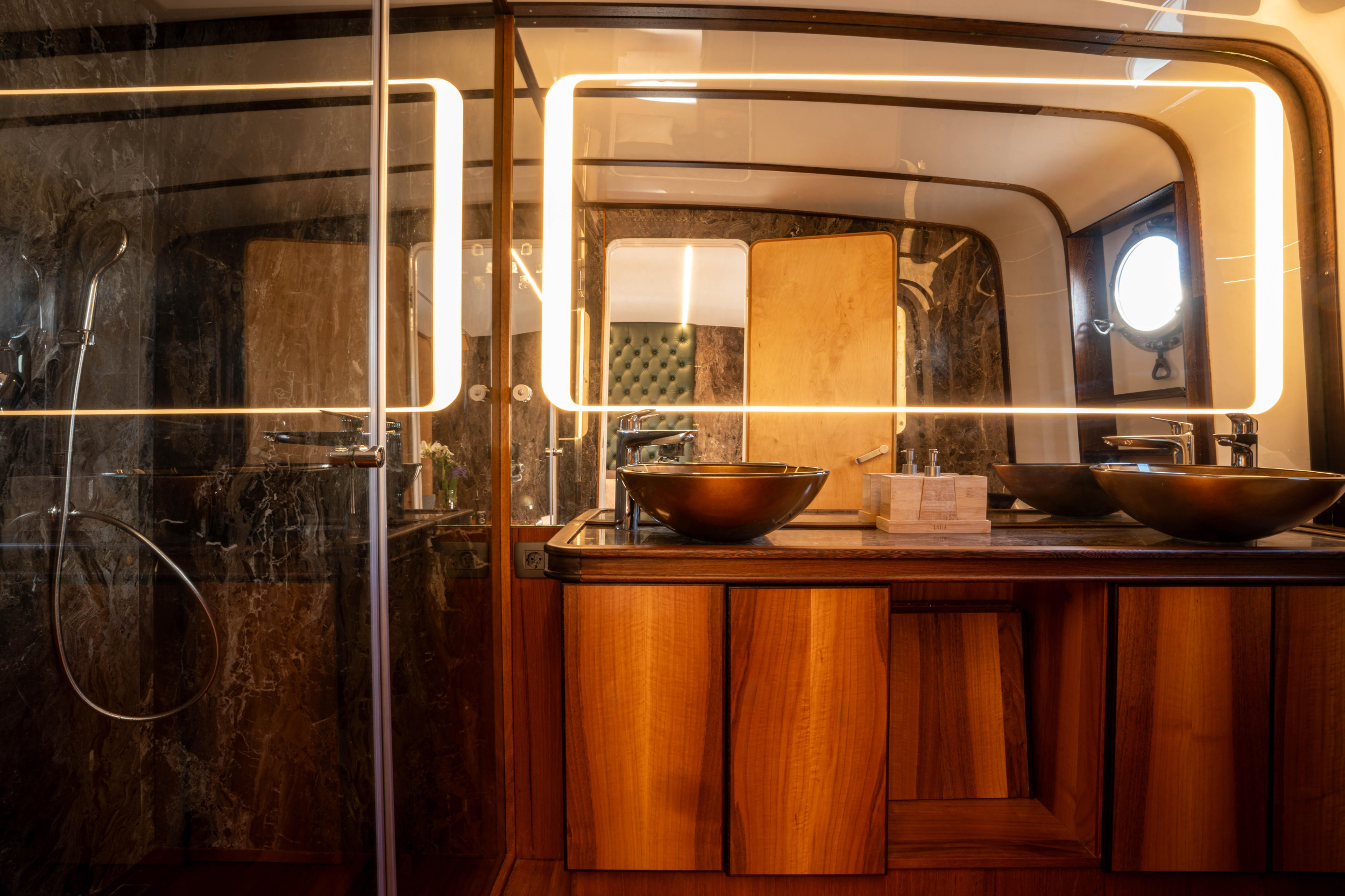 Motoryacht — photo 10
