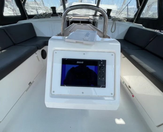 Bavaria C42 (3 cab.) — photo 9