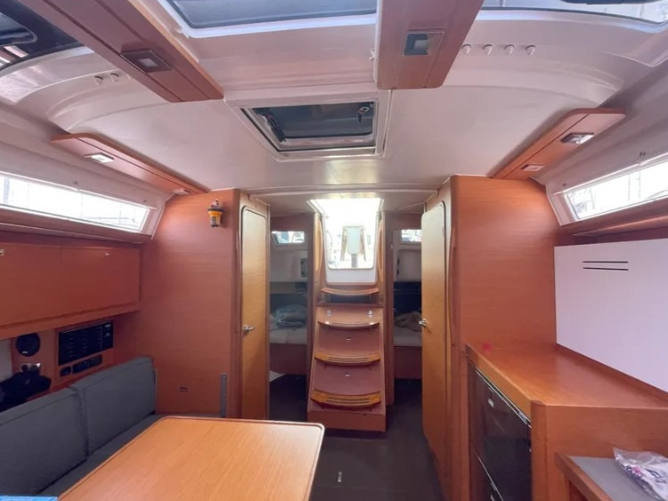 Dufour 390 (3 cab. 3 WC) — photo 7