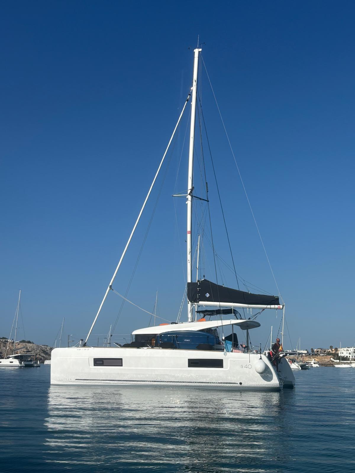 Lagoon 40 — photo 1