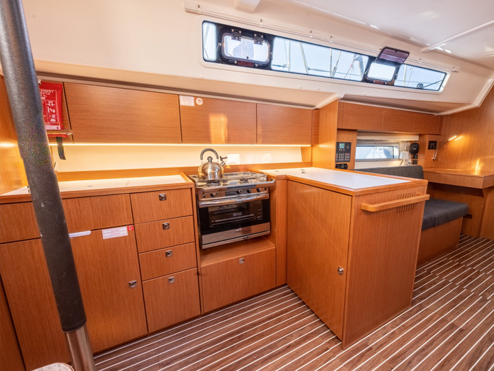 Bavaria C42 — photo 7