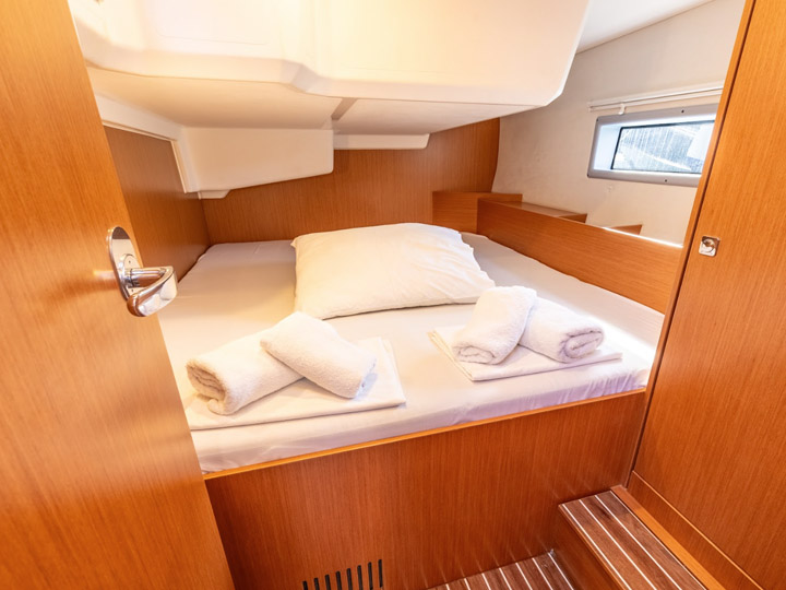 Bavaria C42 — photo 11