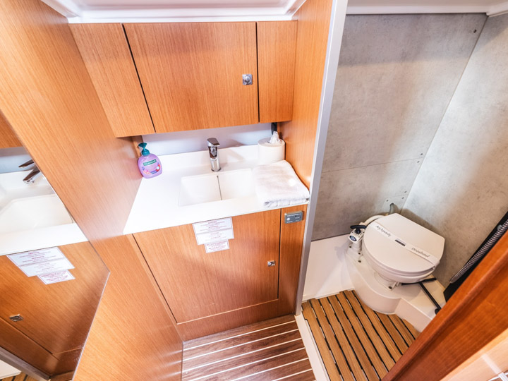 Bavaria C42 — photo 8