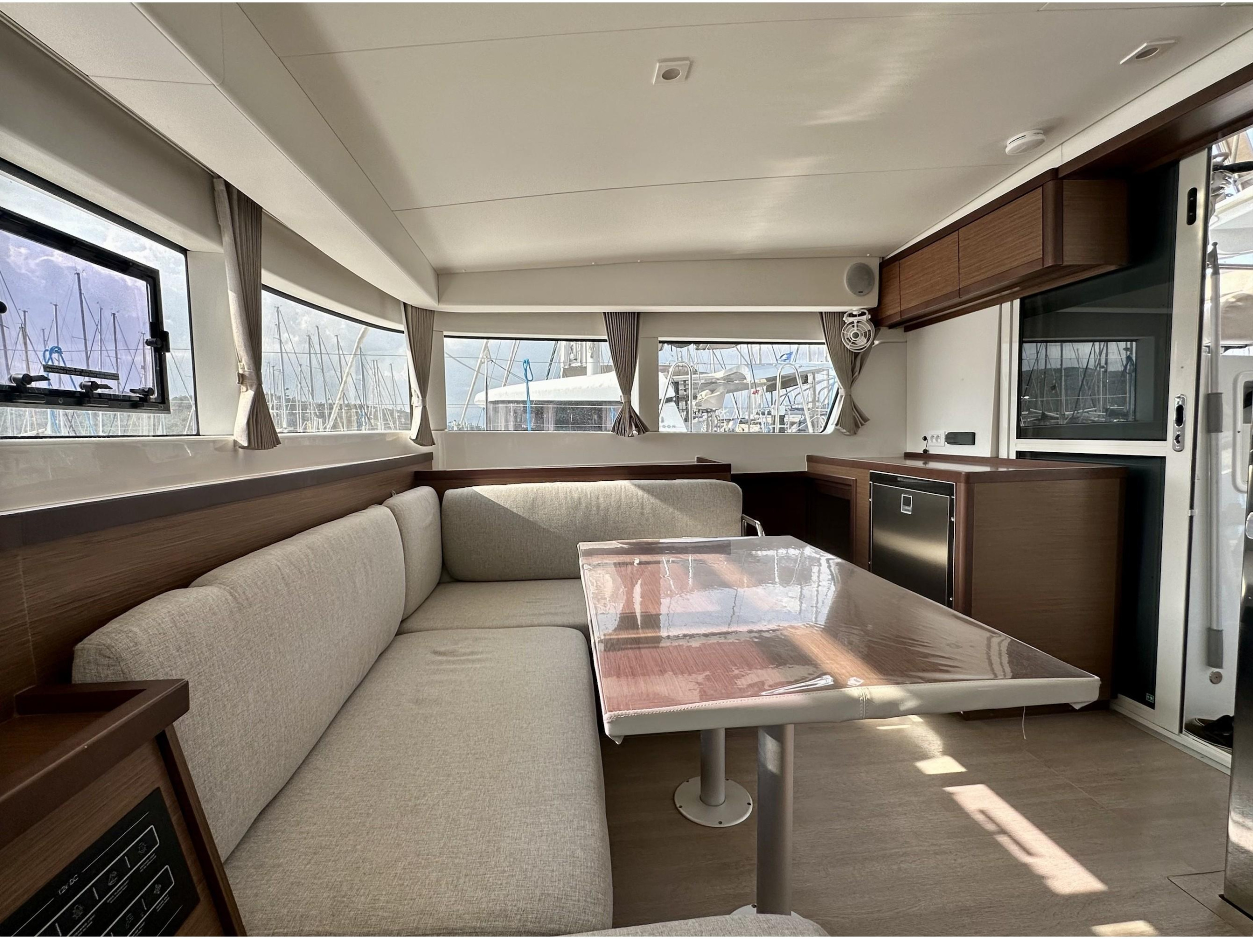 Lagoon 40 — photo 3