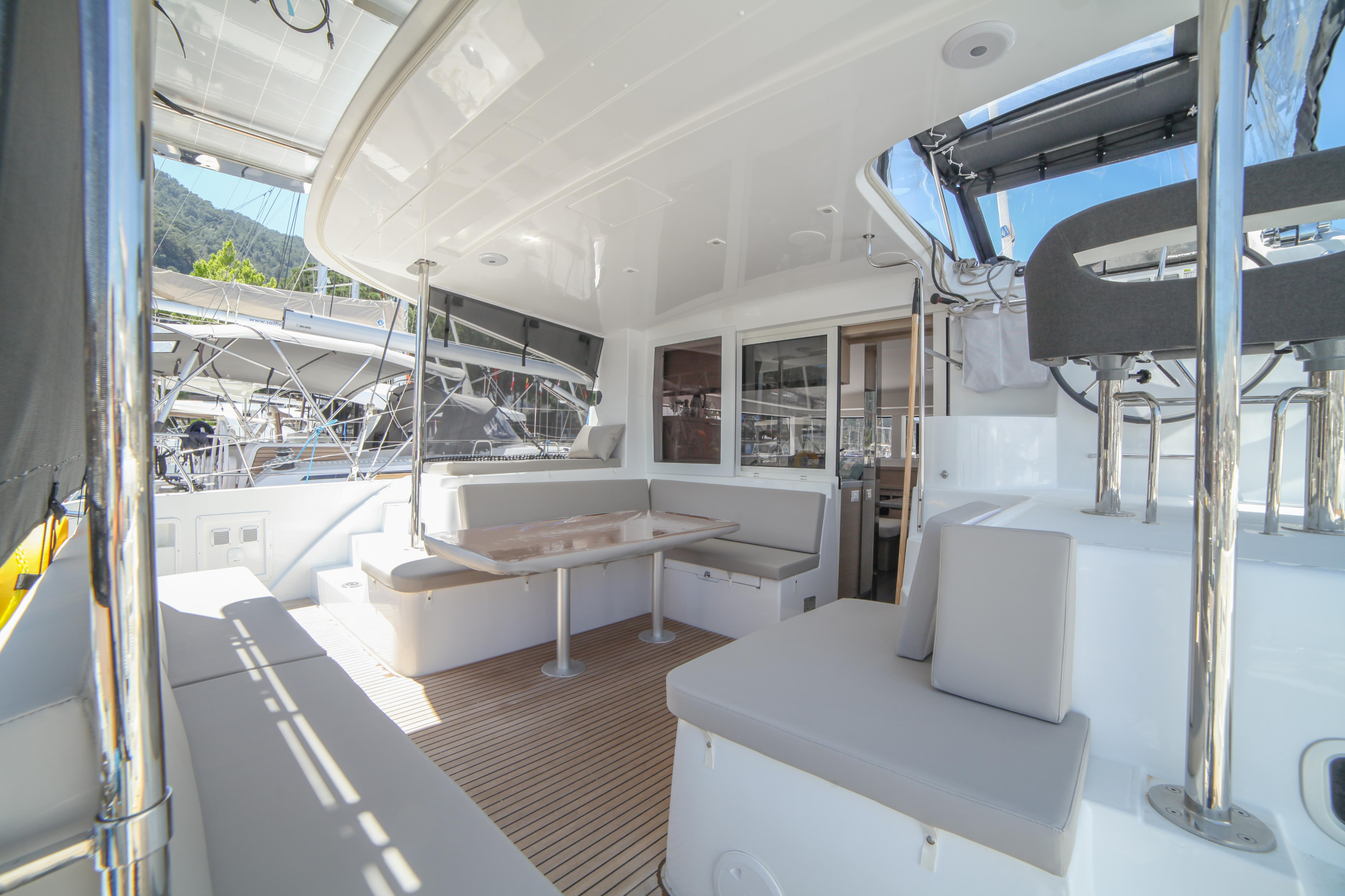 Lagoon 40 — photo 11