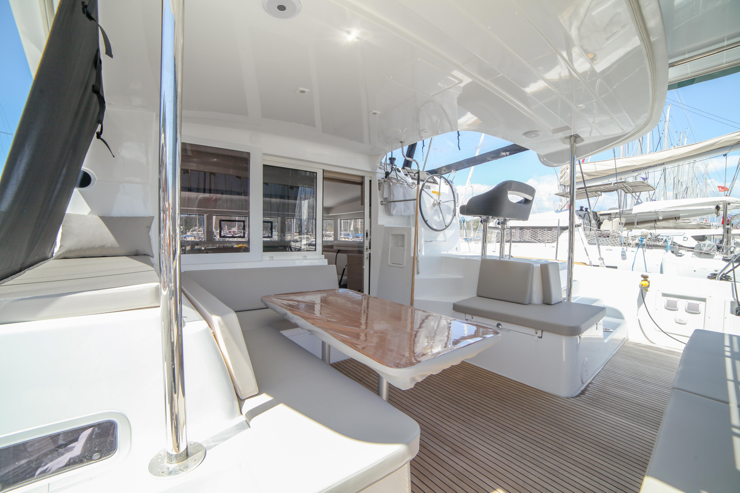 Lagoon 40 — photo 12