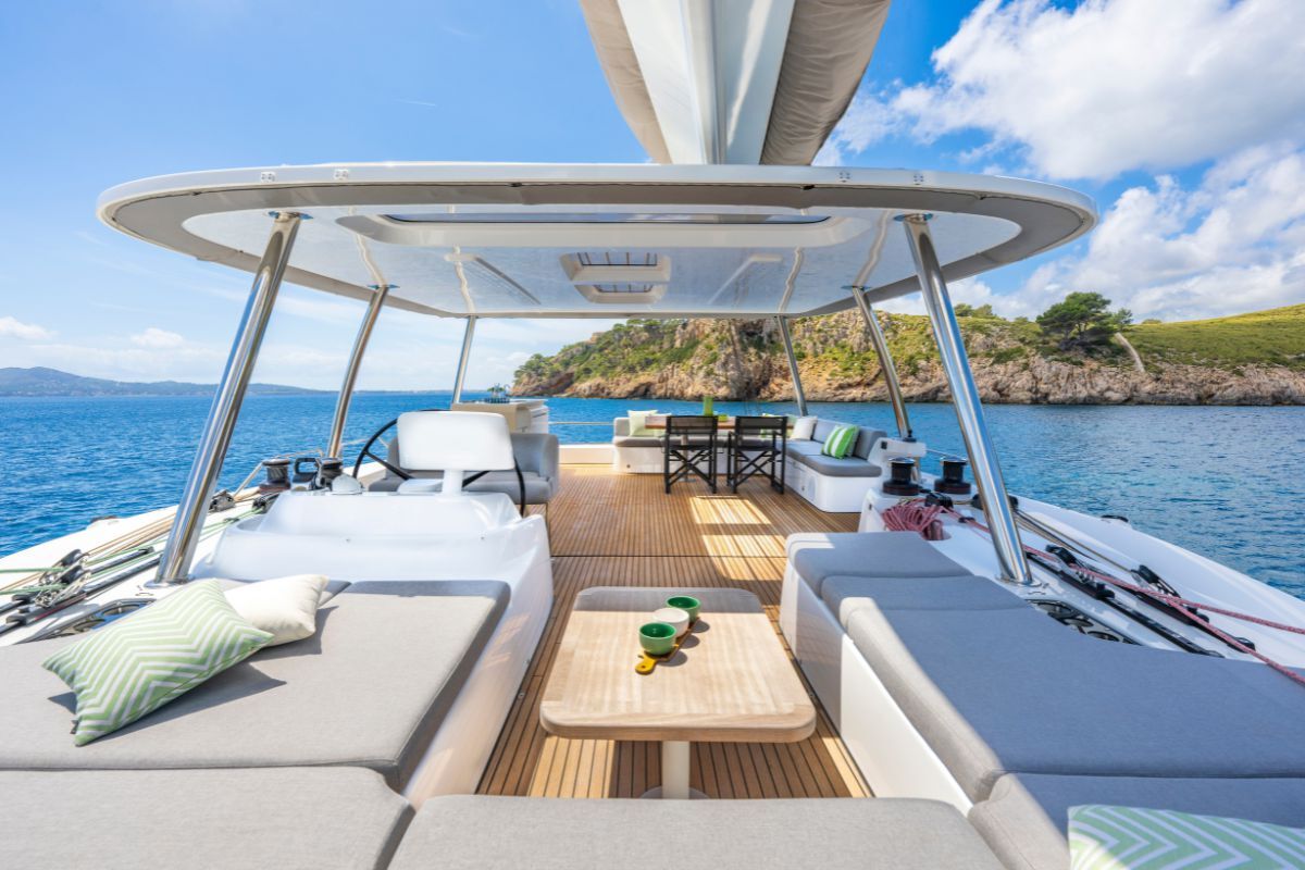 Lagoon 60 — photo 14