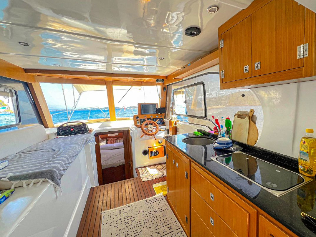 Motoryacht — photo 17