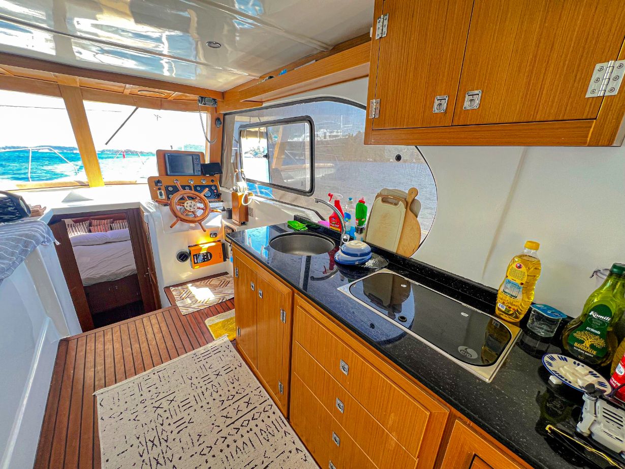 Motoryacht — photo 11